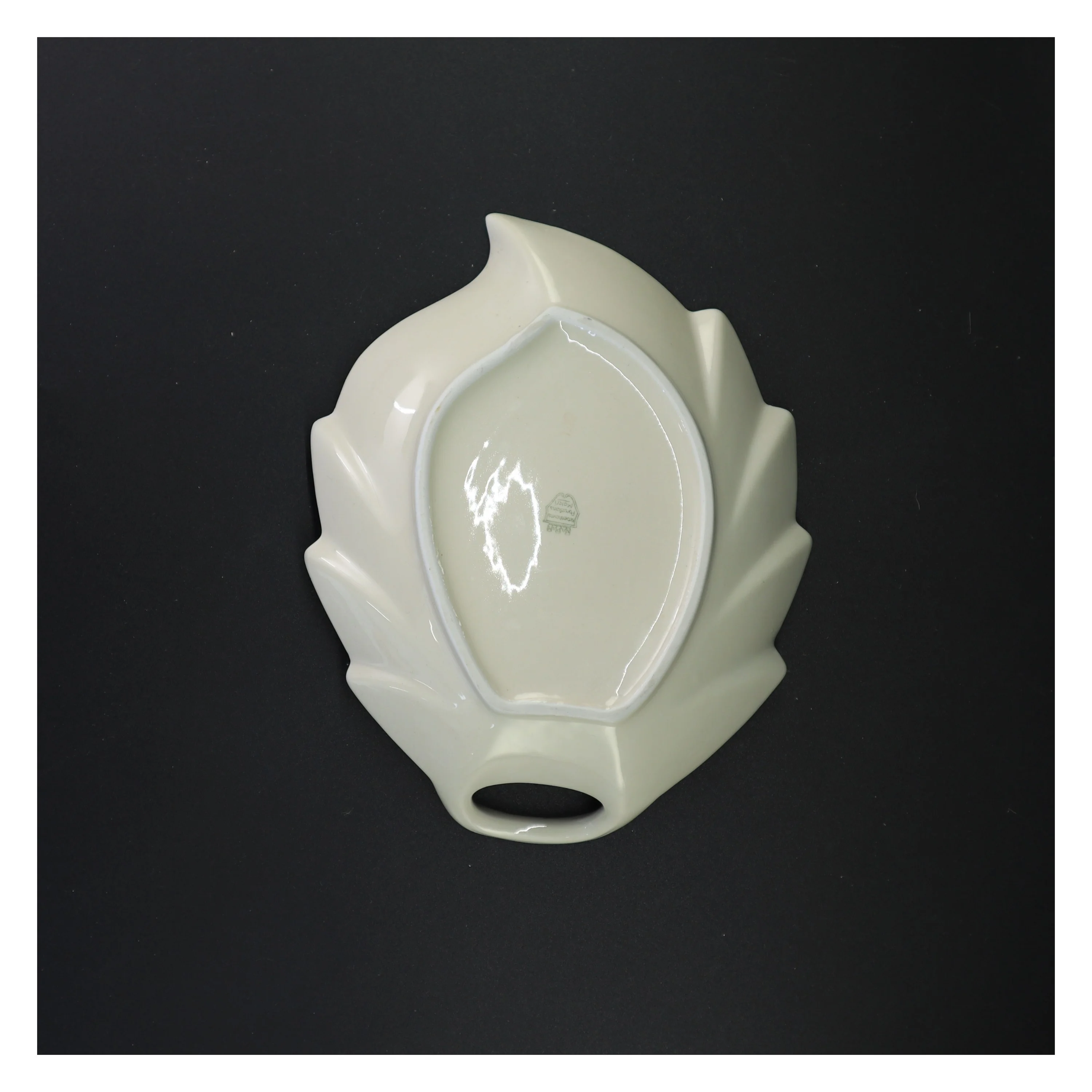 Bladformet porcelænsfad fra Københavns Porcellains Maleri (str. 25 x 19 cm)
