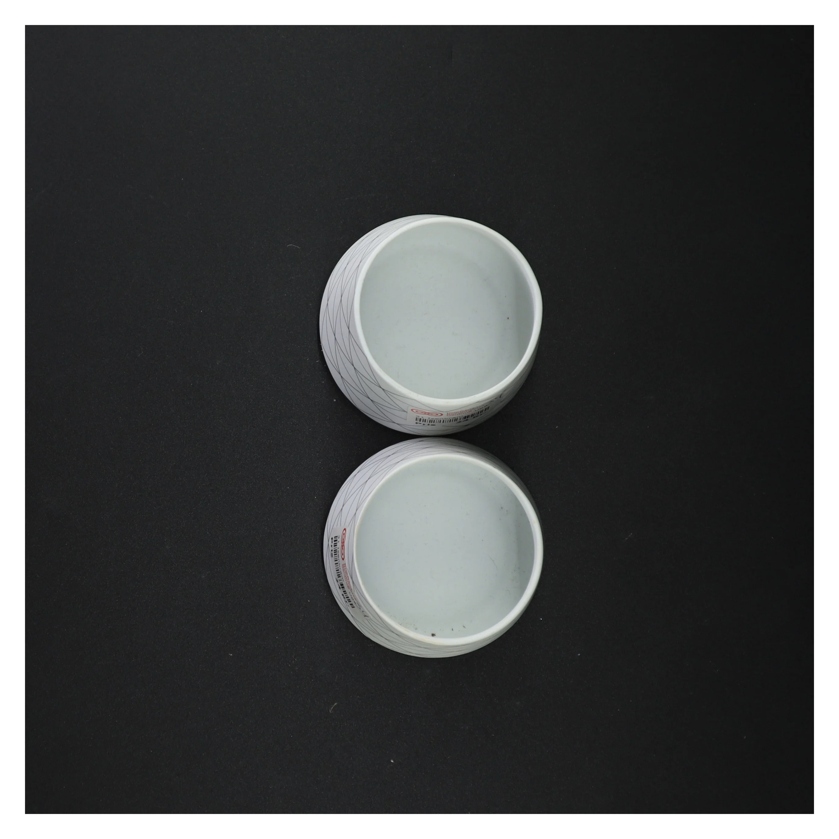 Hvide keramikskåle med geometrisk mønster fra Home Collection (str. 7 x 8 cm)