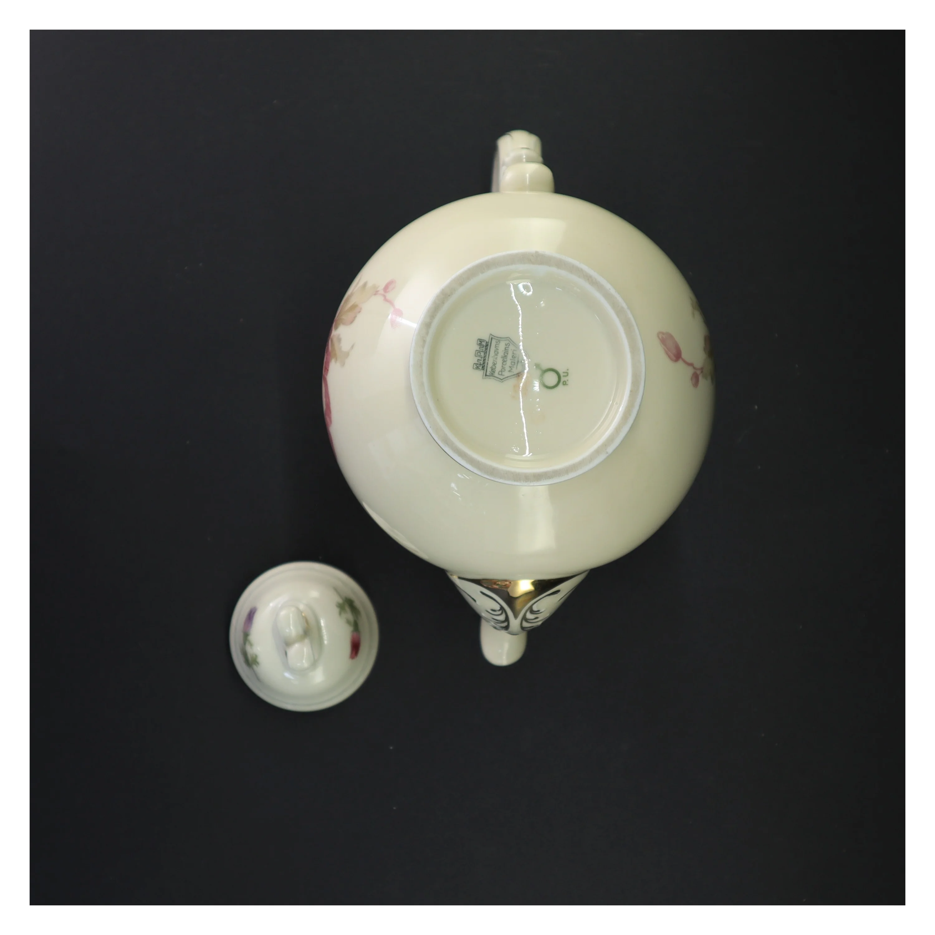 Porcelænsteapot med blomstermotiv fra Københavns Porcellains Maleri (str. 25 x 22 cm)