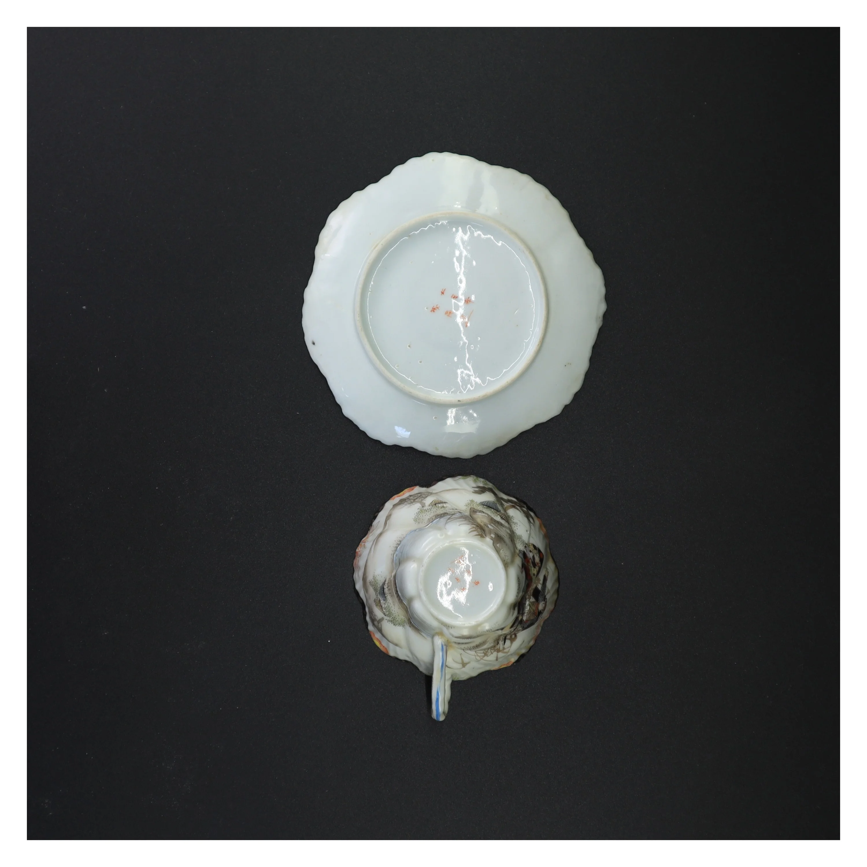 Dekoreret porcelænskop med tilhørende underkop og sidetallerken (str. 14 x 6 cm)