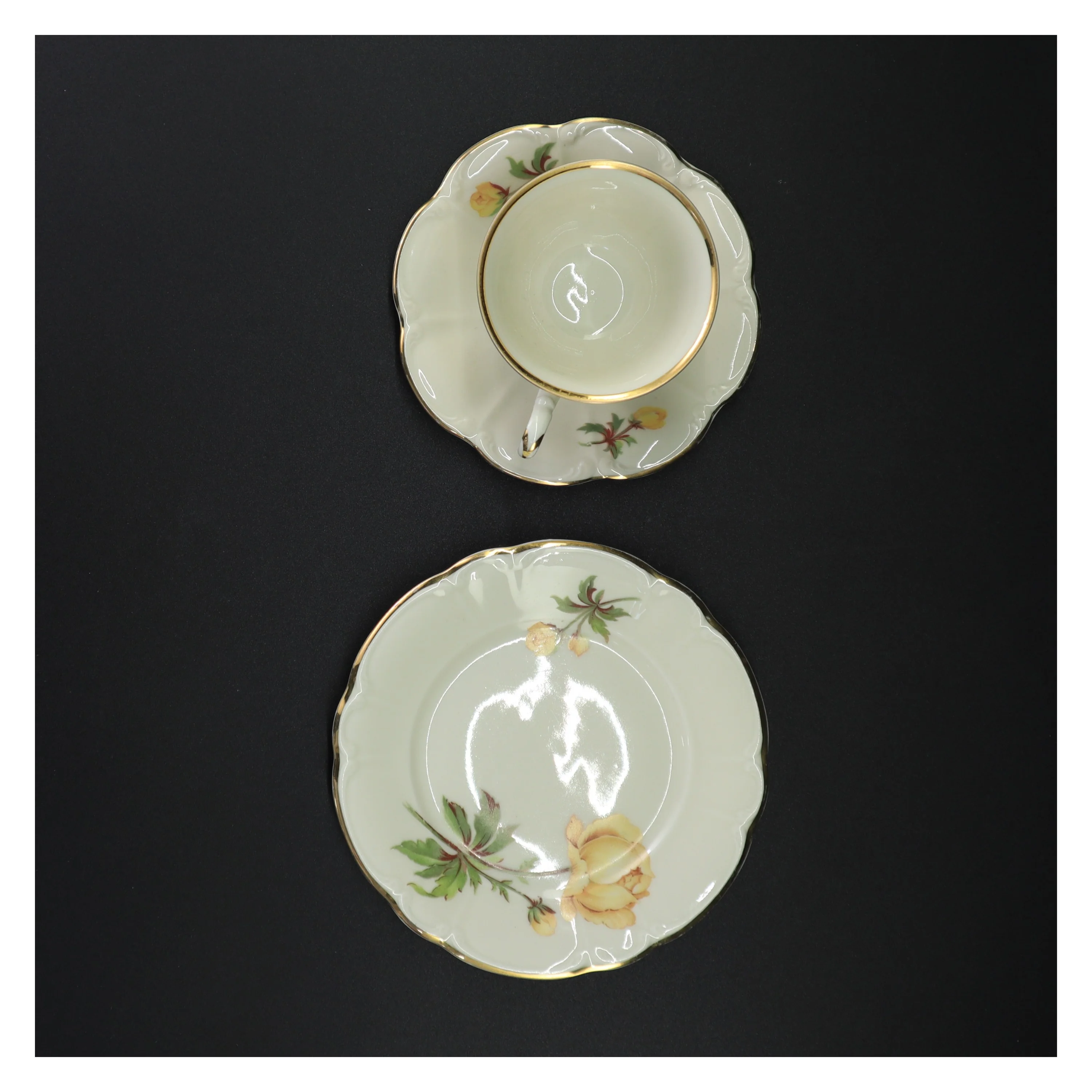 Porcelænskop og -underkop med blomstermotiv fra Antoinette (str. 16 x 9 cm)