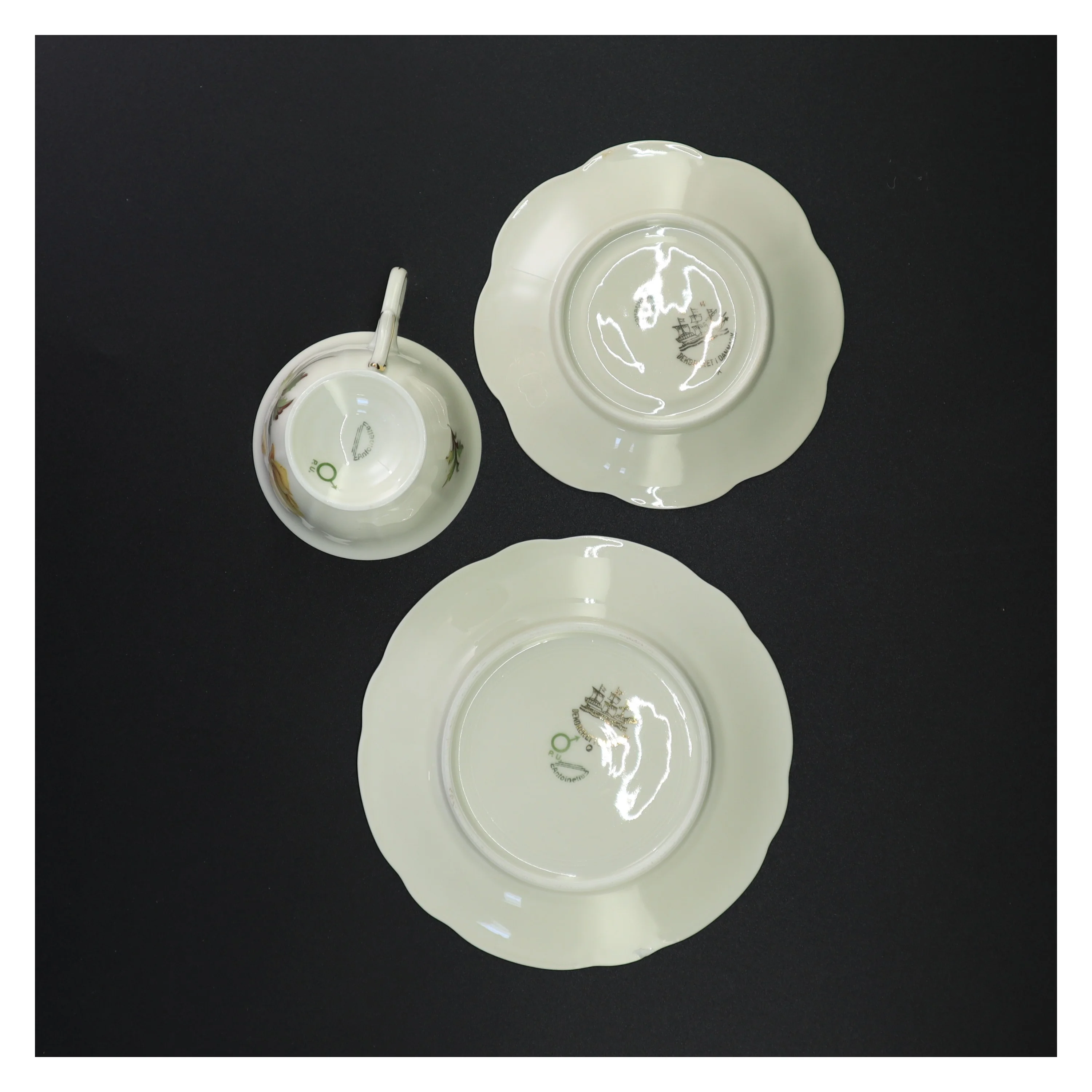 Porcelænskop og -underkop med blomstermotiv fra Antoinette (str. 16 x 9 cm)