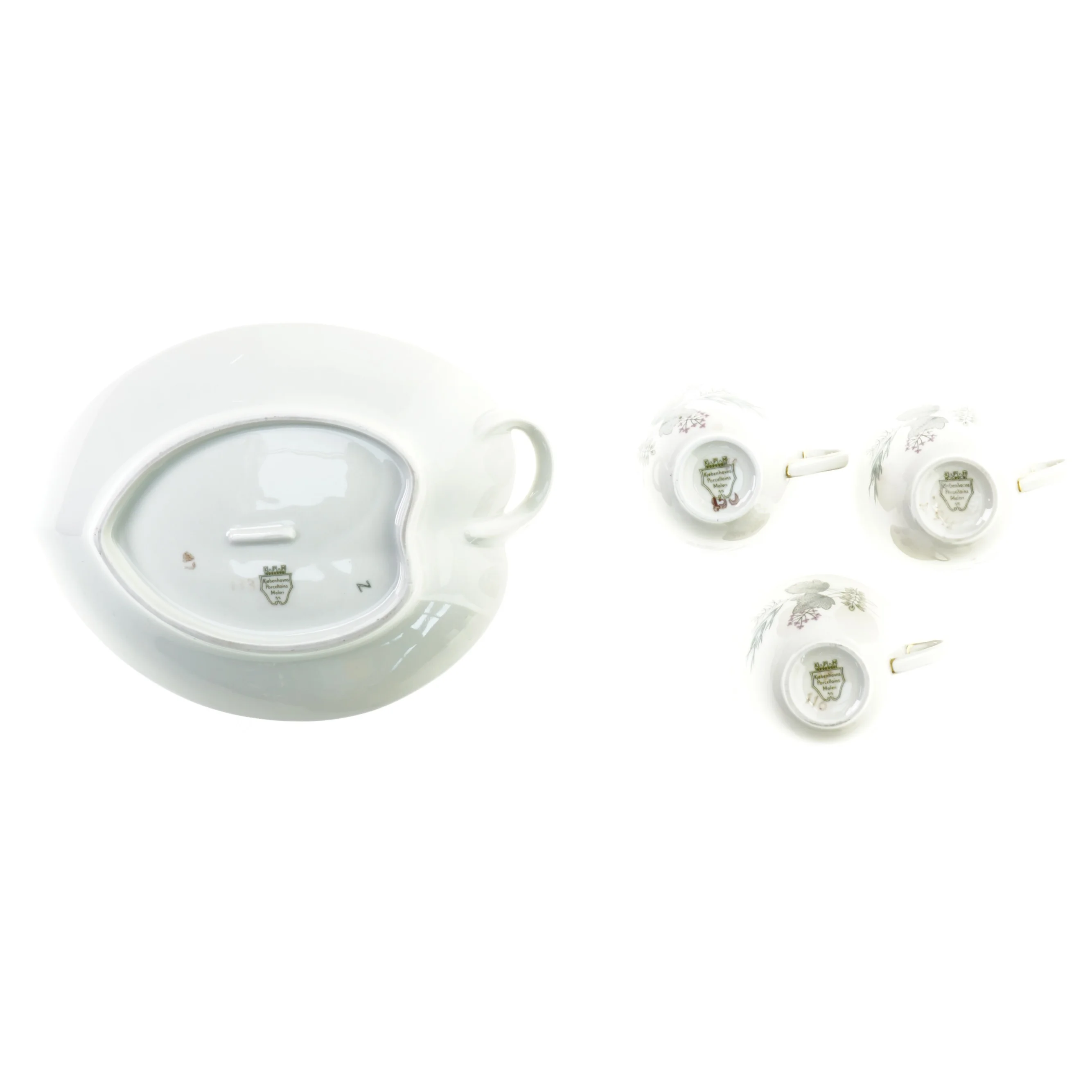 Fad og kaffekopper fra Kjøbenhavns Porcellains Maleri (str. Fad 25 x 18 x 4 cm t kop 8 x 6 cm)