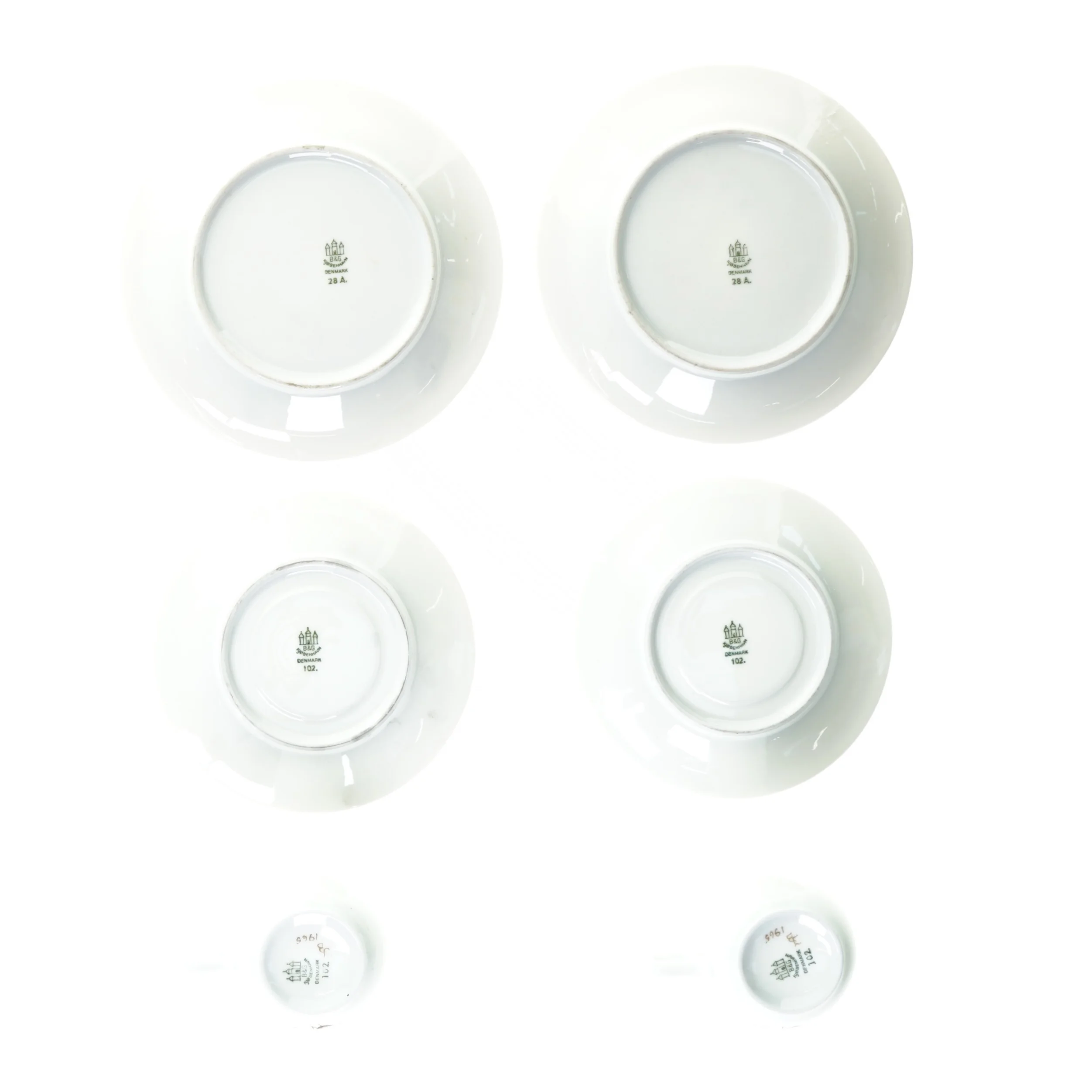 Kaffekopper med underkopper og tallerkener fra Kjøbenhavn Denmark (str. Tallerkenen 16 cm underkop 14 cm kop 7 x 7 cm)