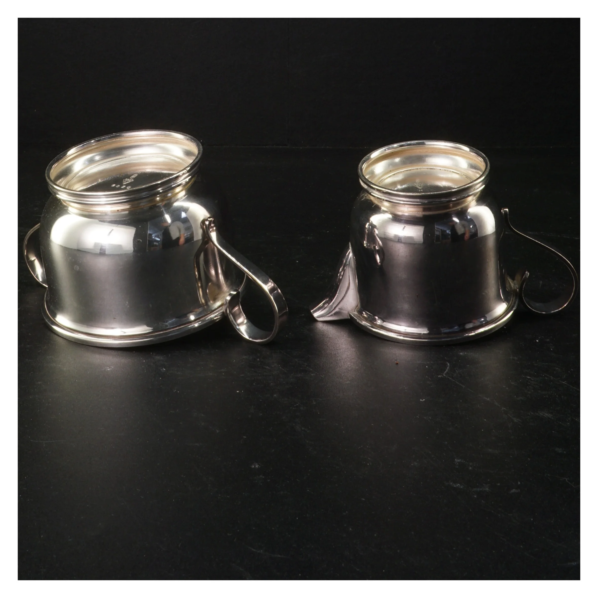 Sæt af to sølvfarvet kande og skål (str. Ø 10 cm ø 8 cm)