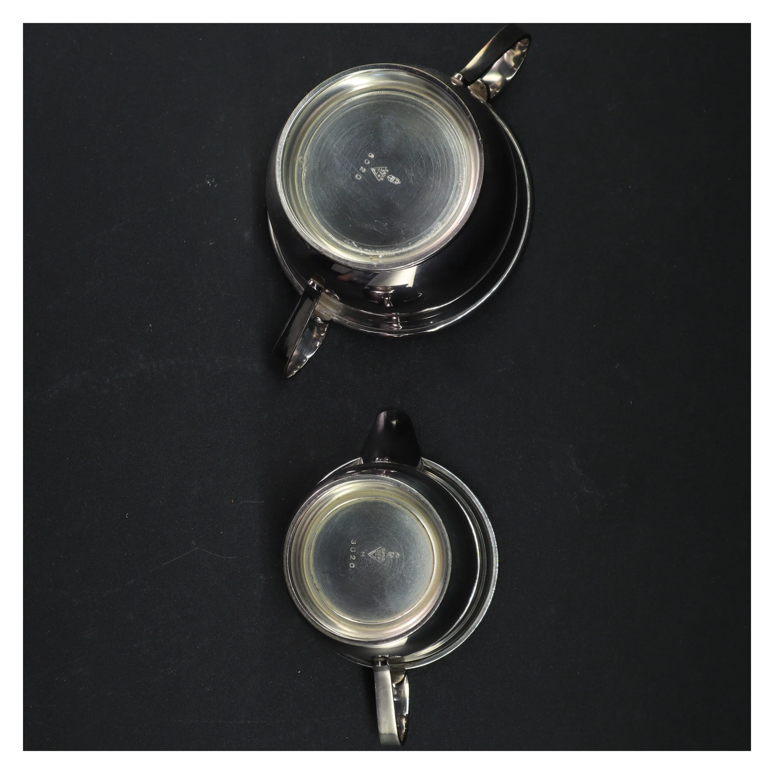 Sæt af to sølvfarvet kande og skål (str. Ø 10 cm ø 8 cm)