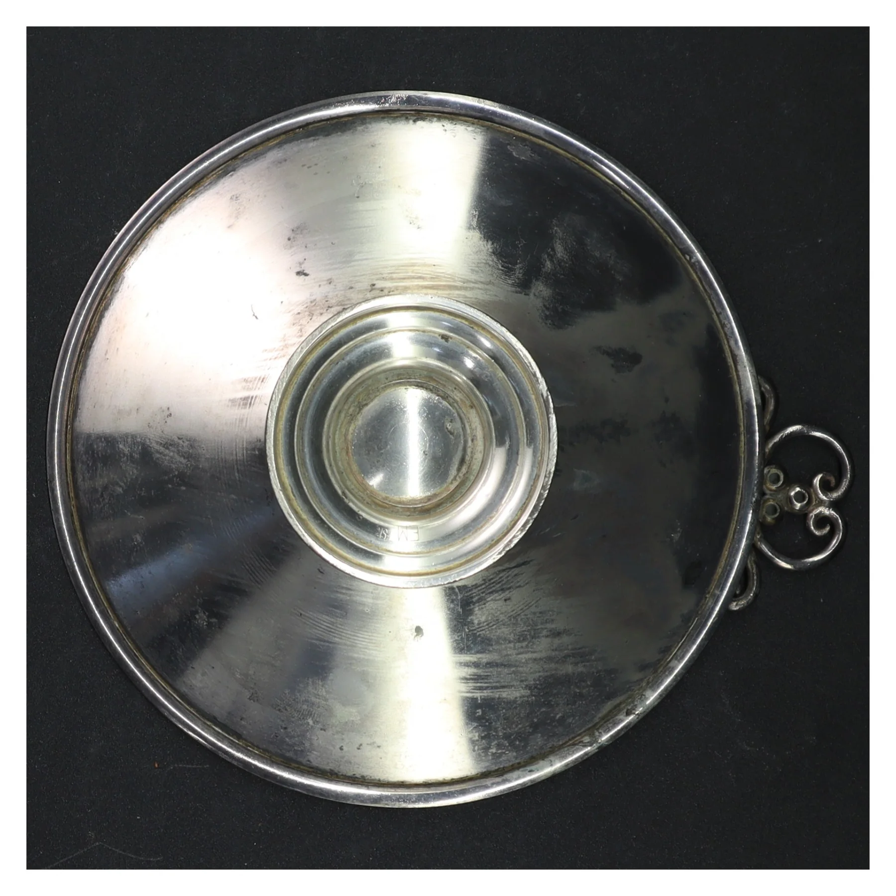 Sølvfarvet bakke med lysmanchet (str. Ø 16 cm)