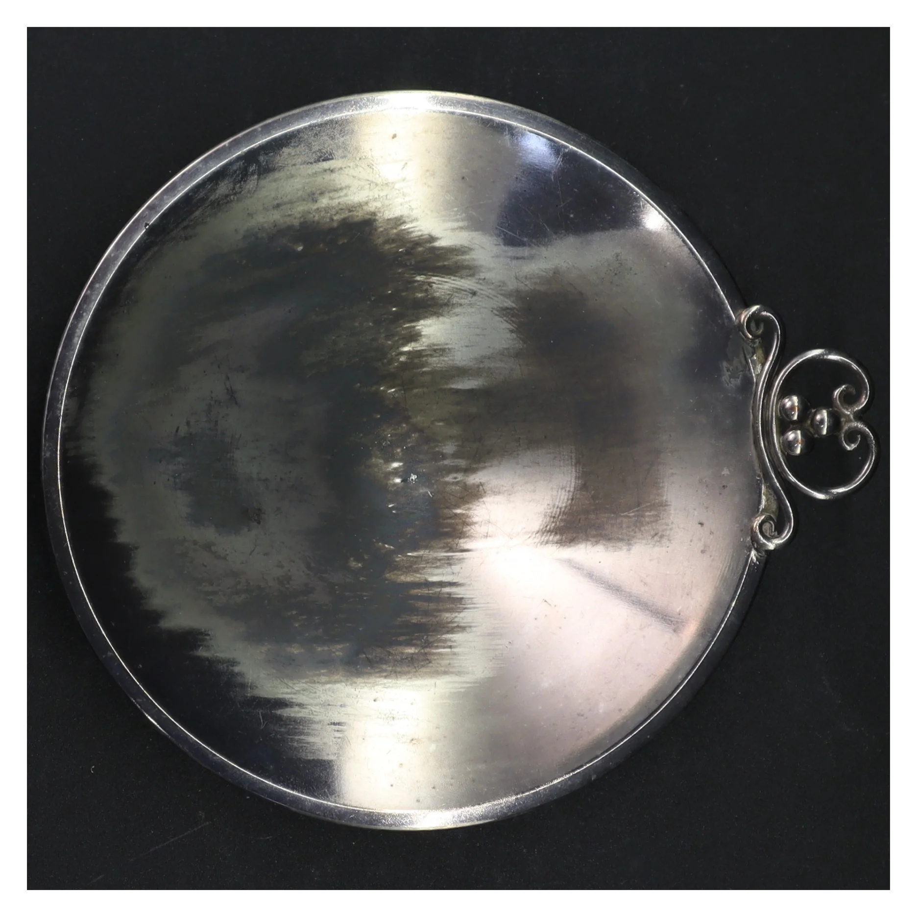 Sølvfarvet bakke med lysmanchet (str. Ø 16 cm)