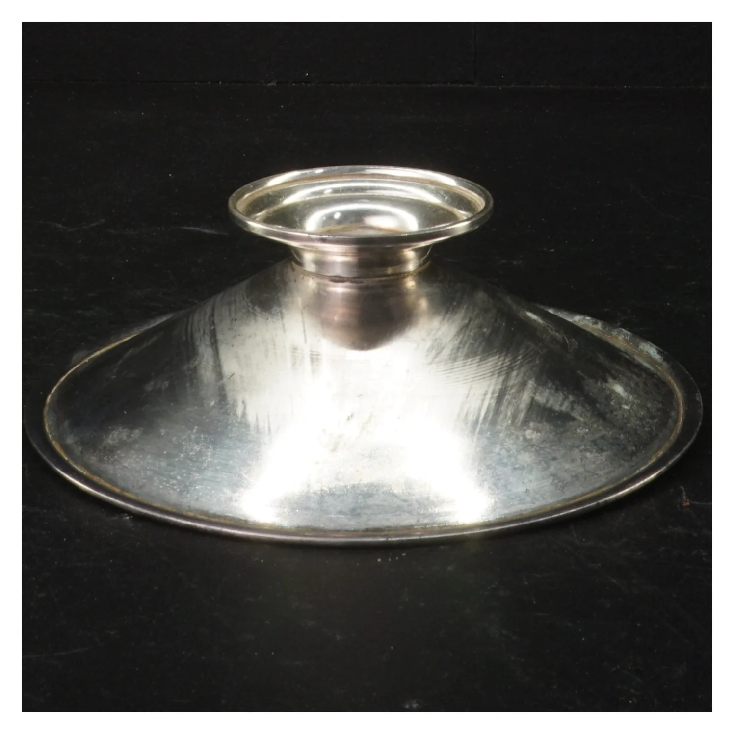 Sølvfarvet bakke med lysmanchet (str. Ø 16 cm)