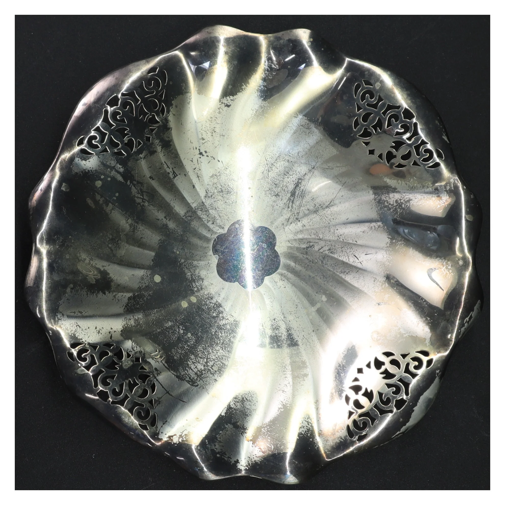 Sølvfarvet bakke med udsmykninger (str. Ø 20 cm)