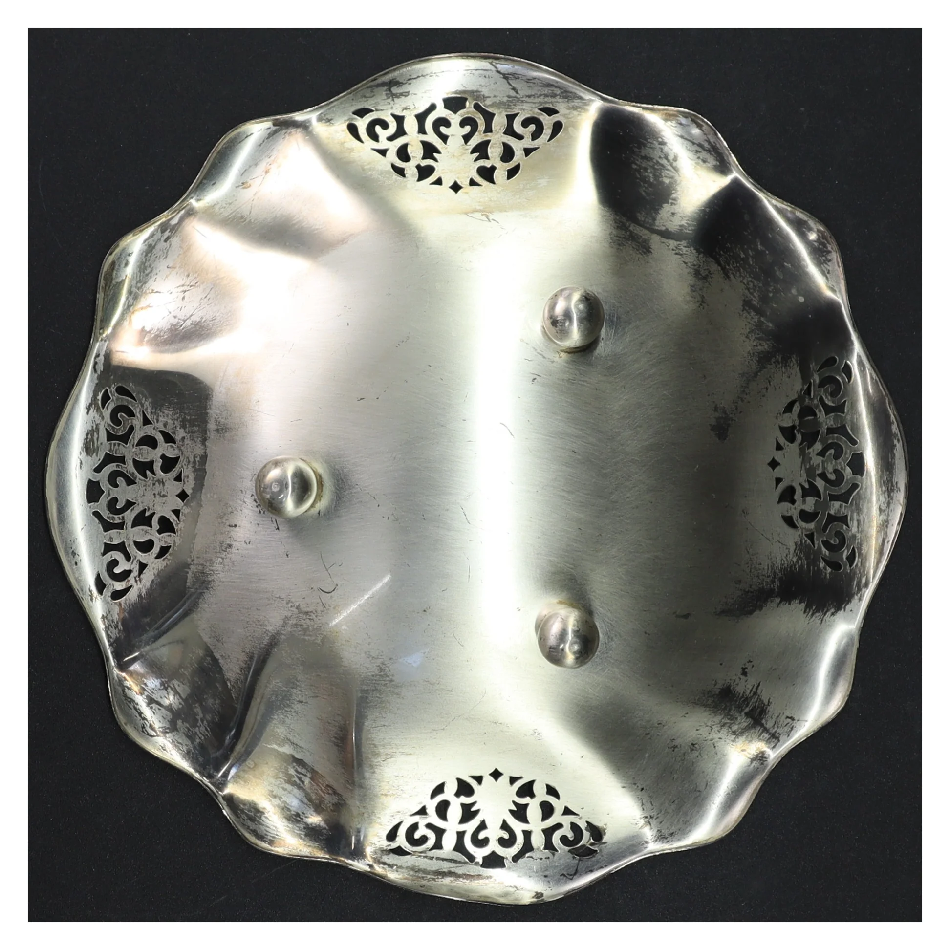 Sølvfarvet bakke med udsmykninger (str. Ø 20 cm)