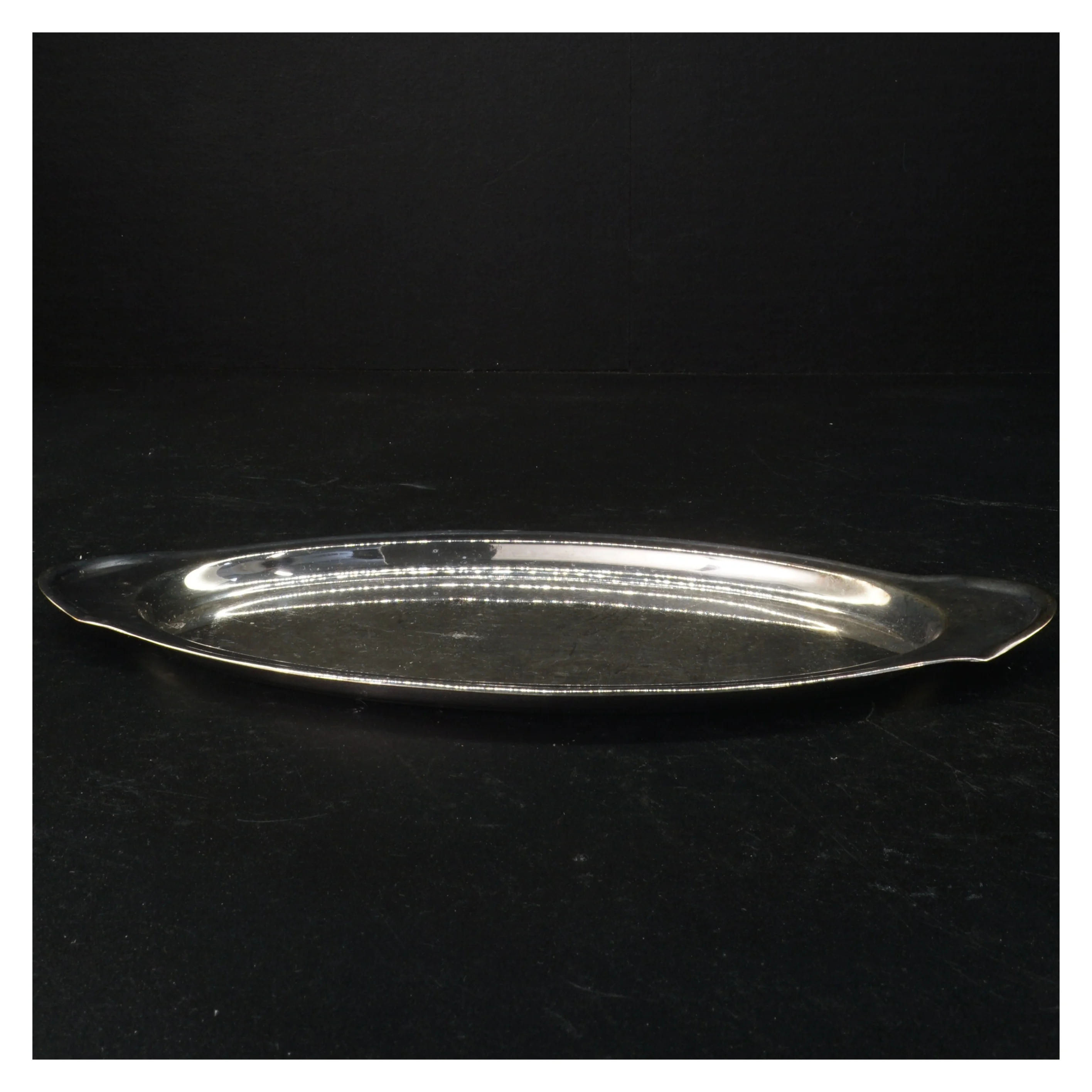 Sølvfarvet serveringsfad (str. 31 cm)