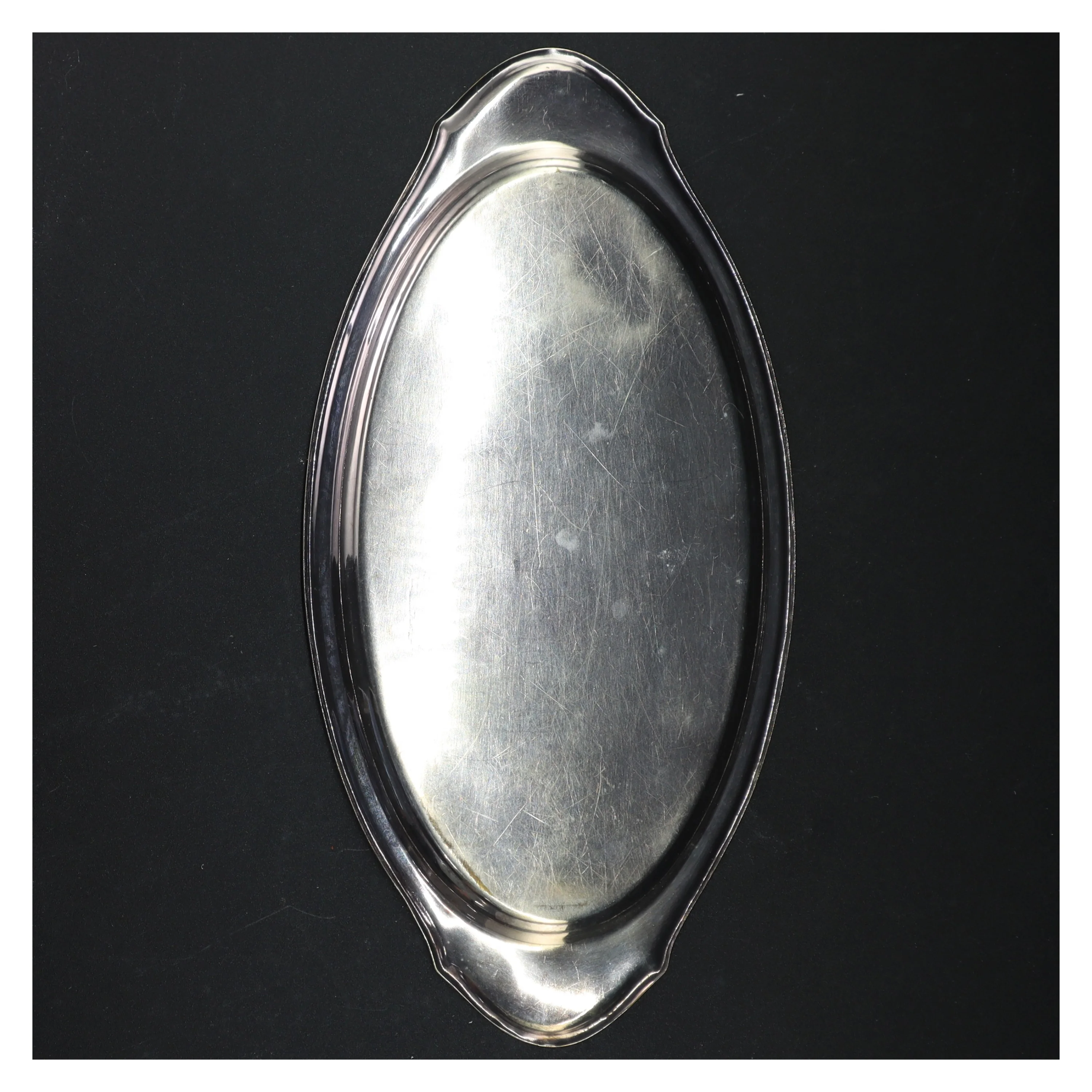 Sølvfarvet serveringsfad (str. 31 cm)