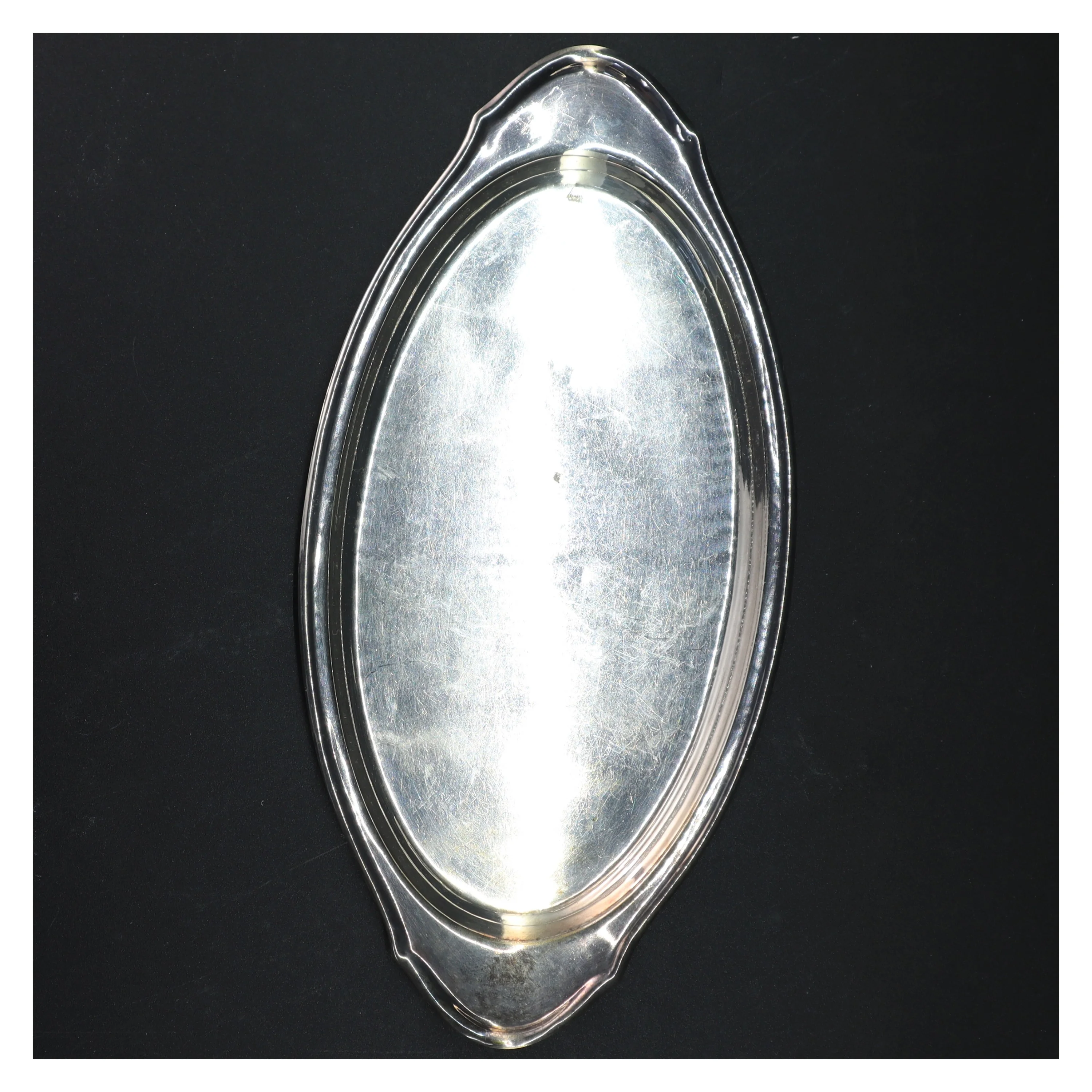 Sølvfarvet serveringsfad (str. 31 cm)