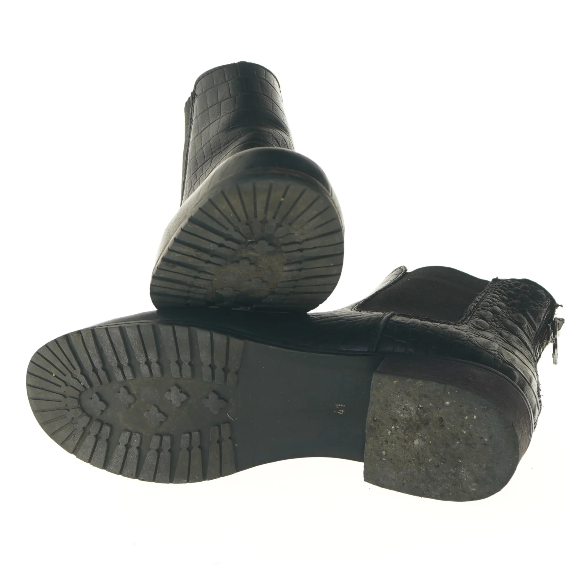 Sort støvle med krokodillemønster fra Zign (str. 41 )