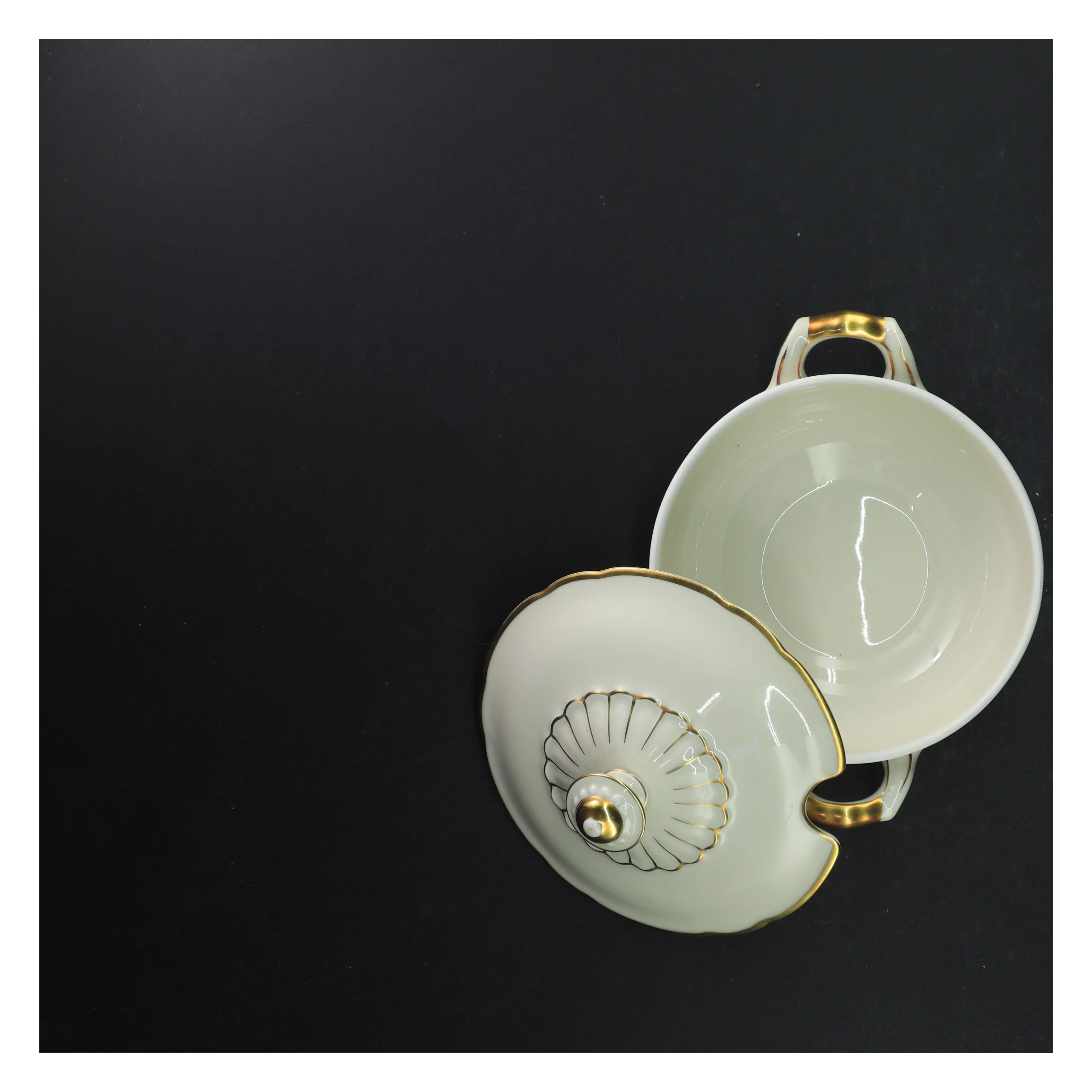 Suppeterrin med låg fra KPM (str. 14 cm i diameter)