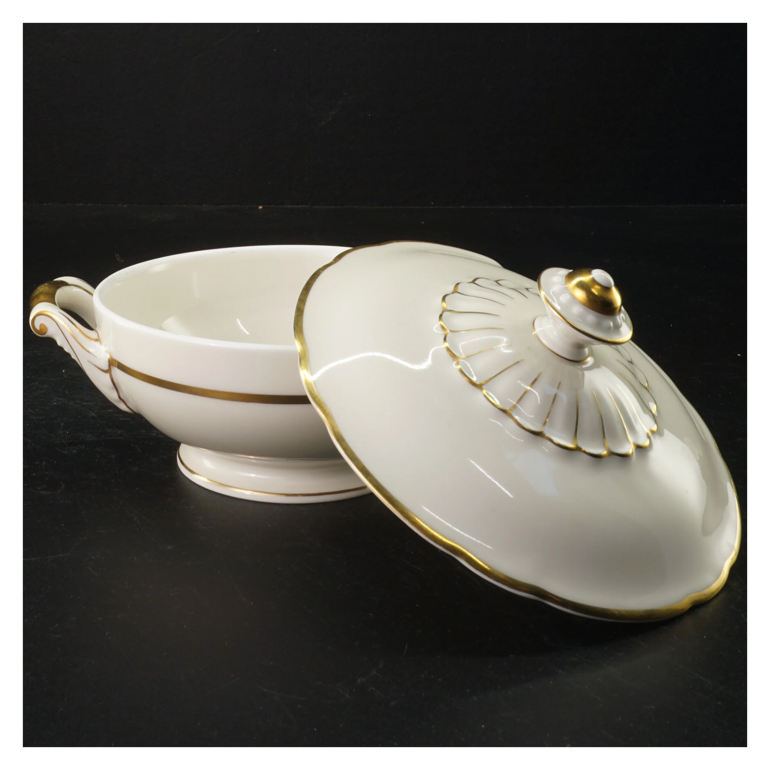 Suppeterrin med låg fra KPM (str. 14 cm i diameter)