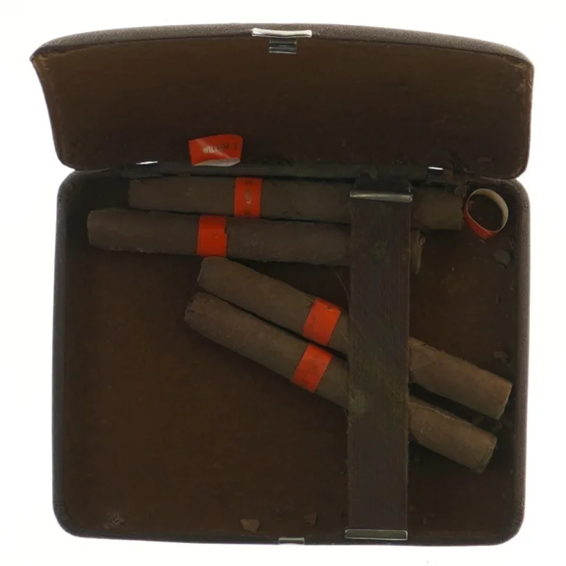 Cigaretetui med cigarer (str. 14,5x11,5 cm)