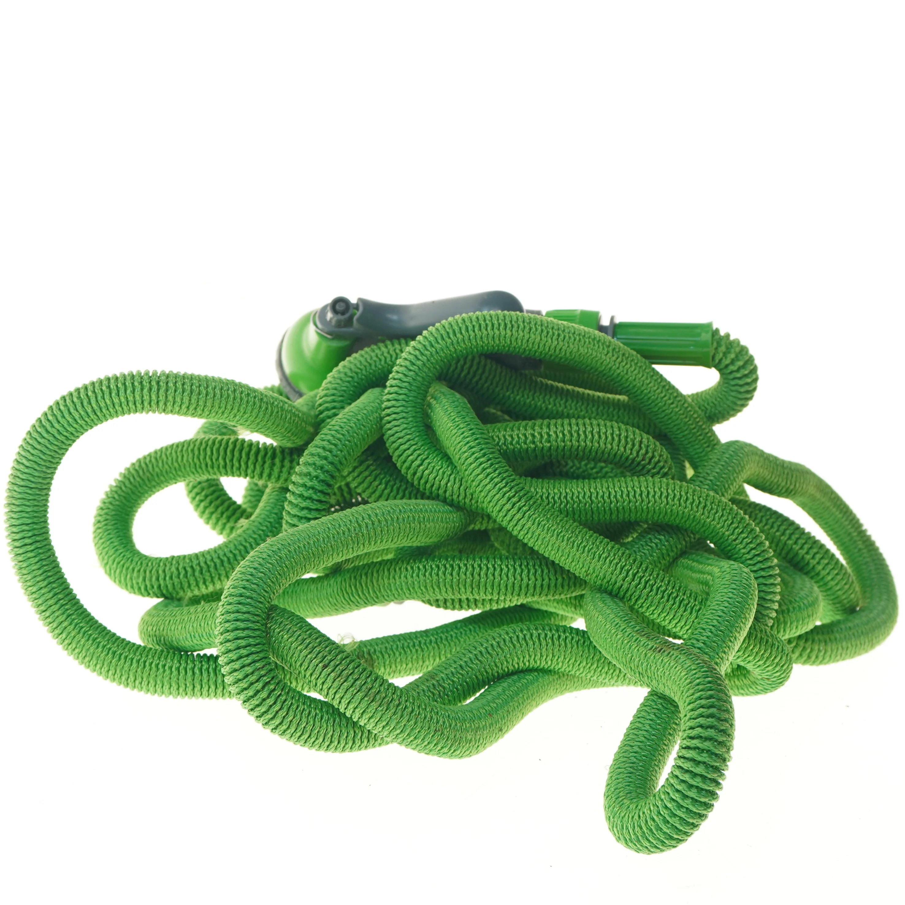 Grøn haveslange med sprøjtepistol