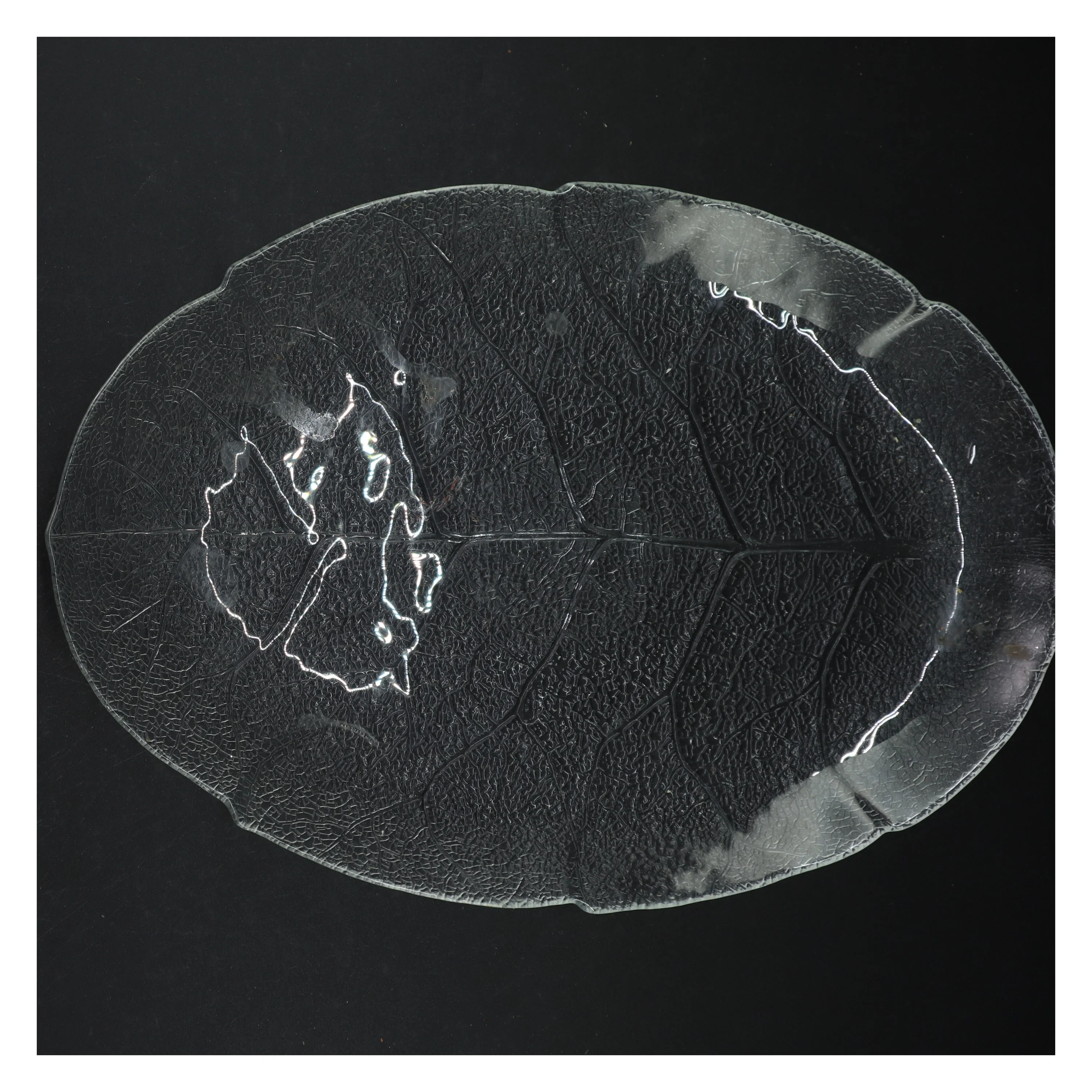 Dekorativt bladformet fad (str. 36x26 cm)