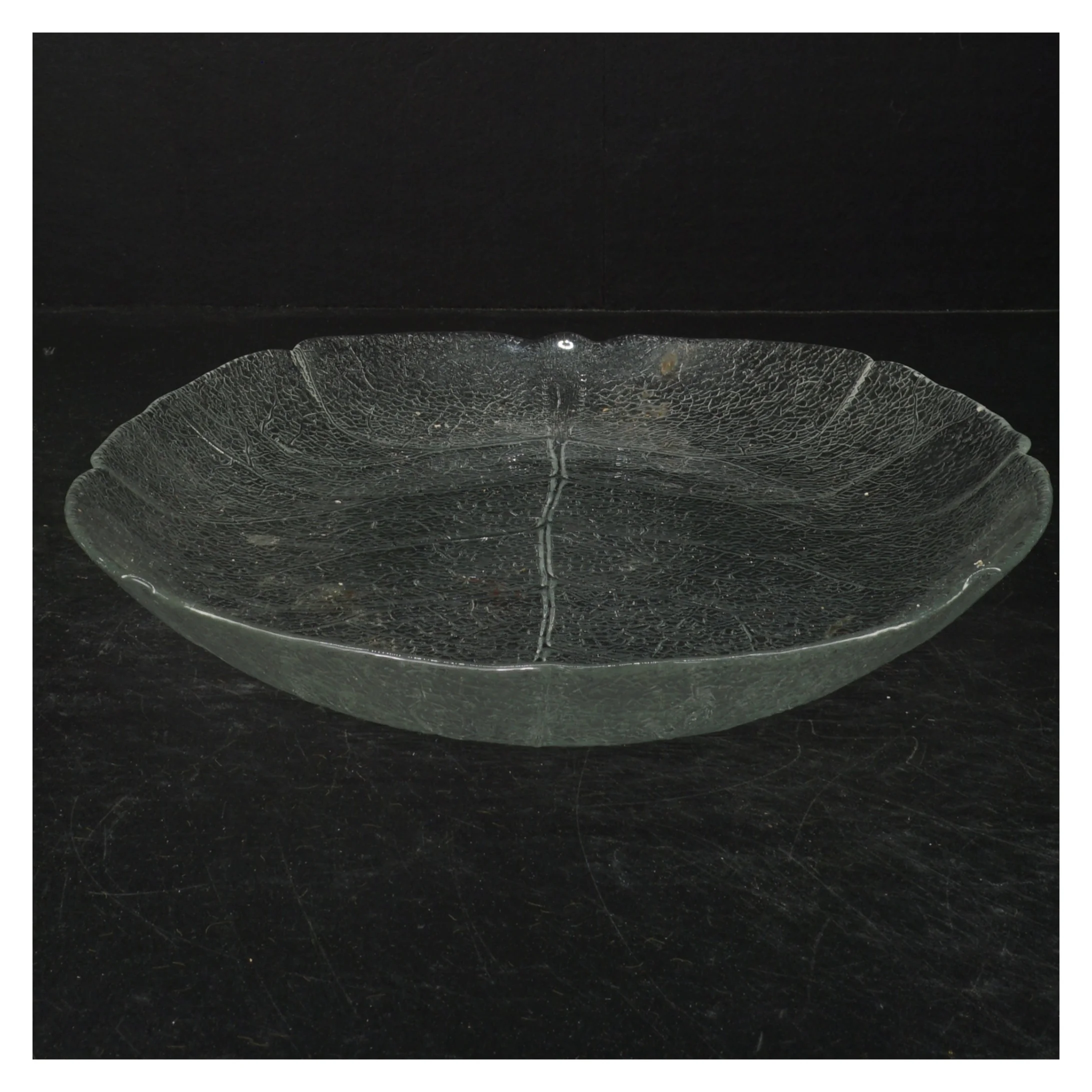 Dekorativt bladformet fad (str. 36x26 cm)