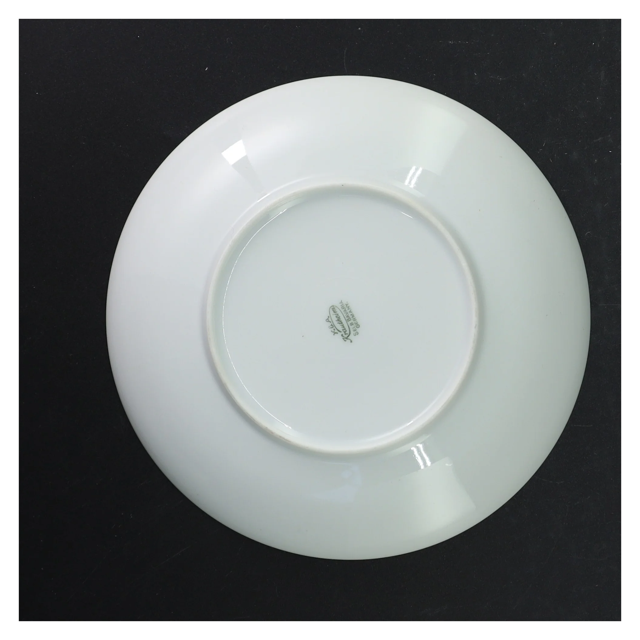 Porcelænstallerken med gulddetaljer fra Krautheim (str. 18 cm i diameter)