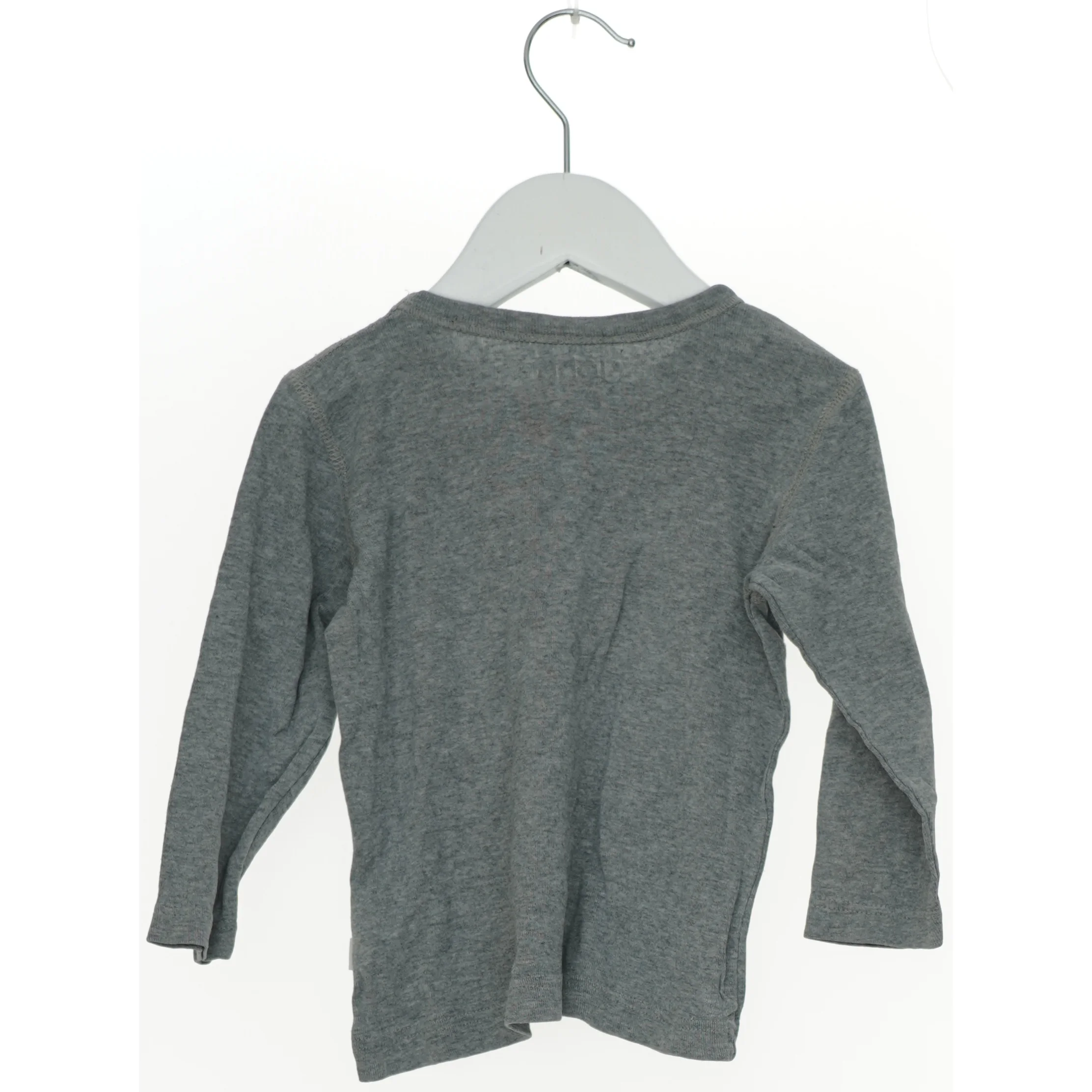 Langærmet grå T-shirt fra Joha (str. 92)