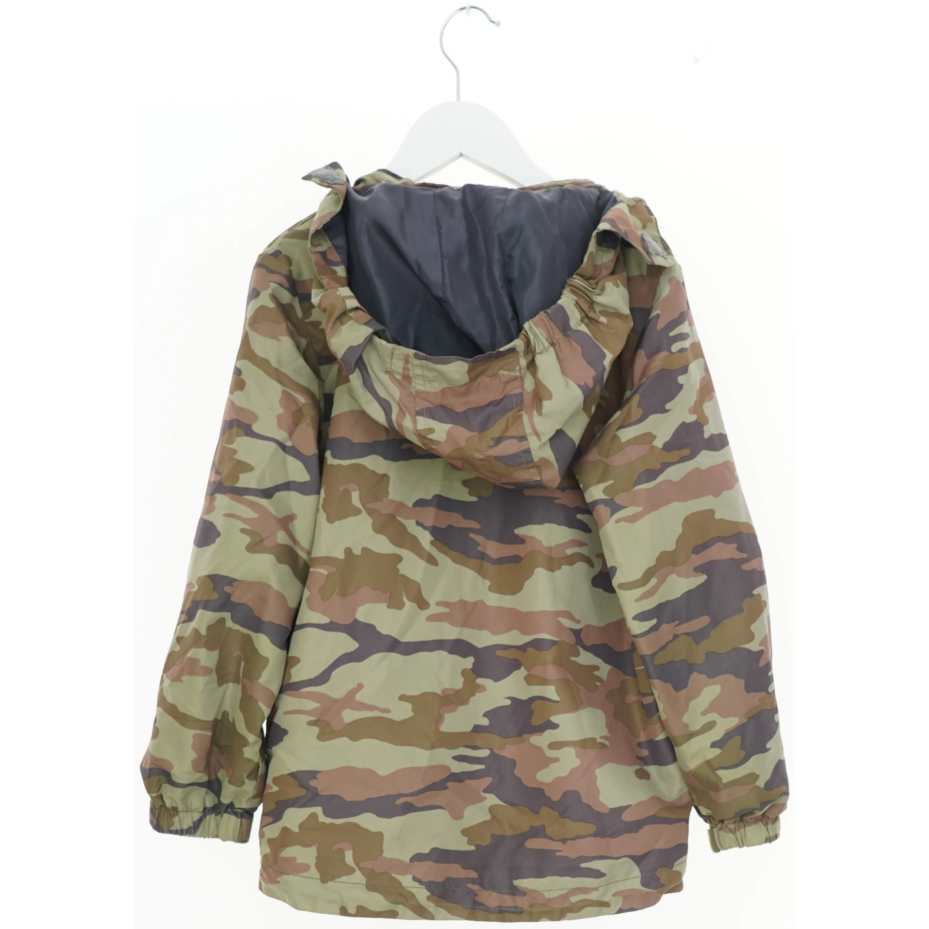 Camouflage jakke med hætte fra Mads & Mette (str. 122)