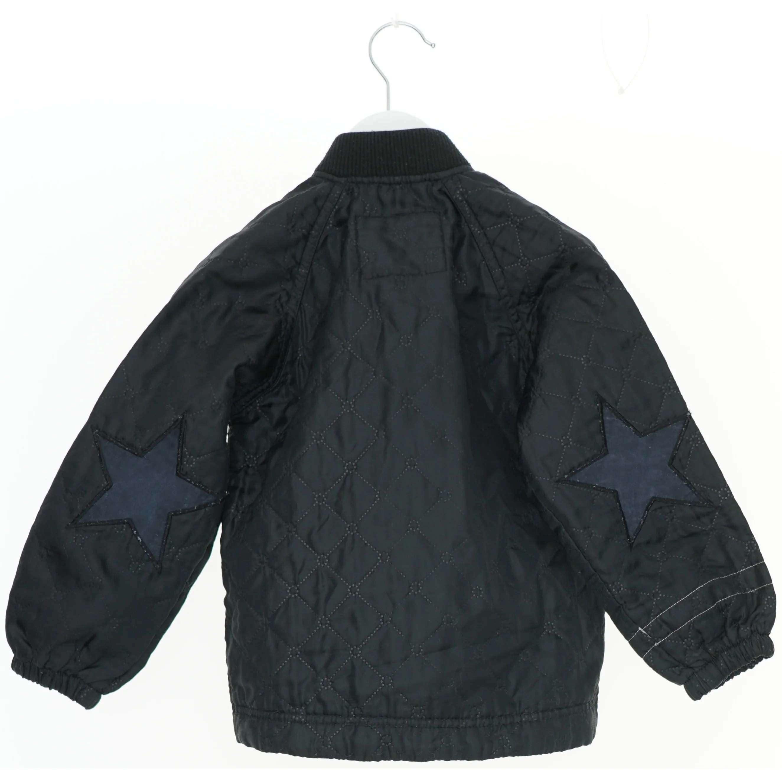 Sort termojakke med quiltet mønster fra Mads & Mette (str. 104)