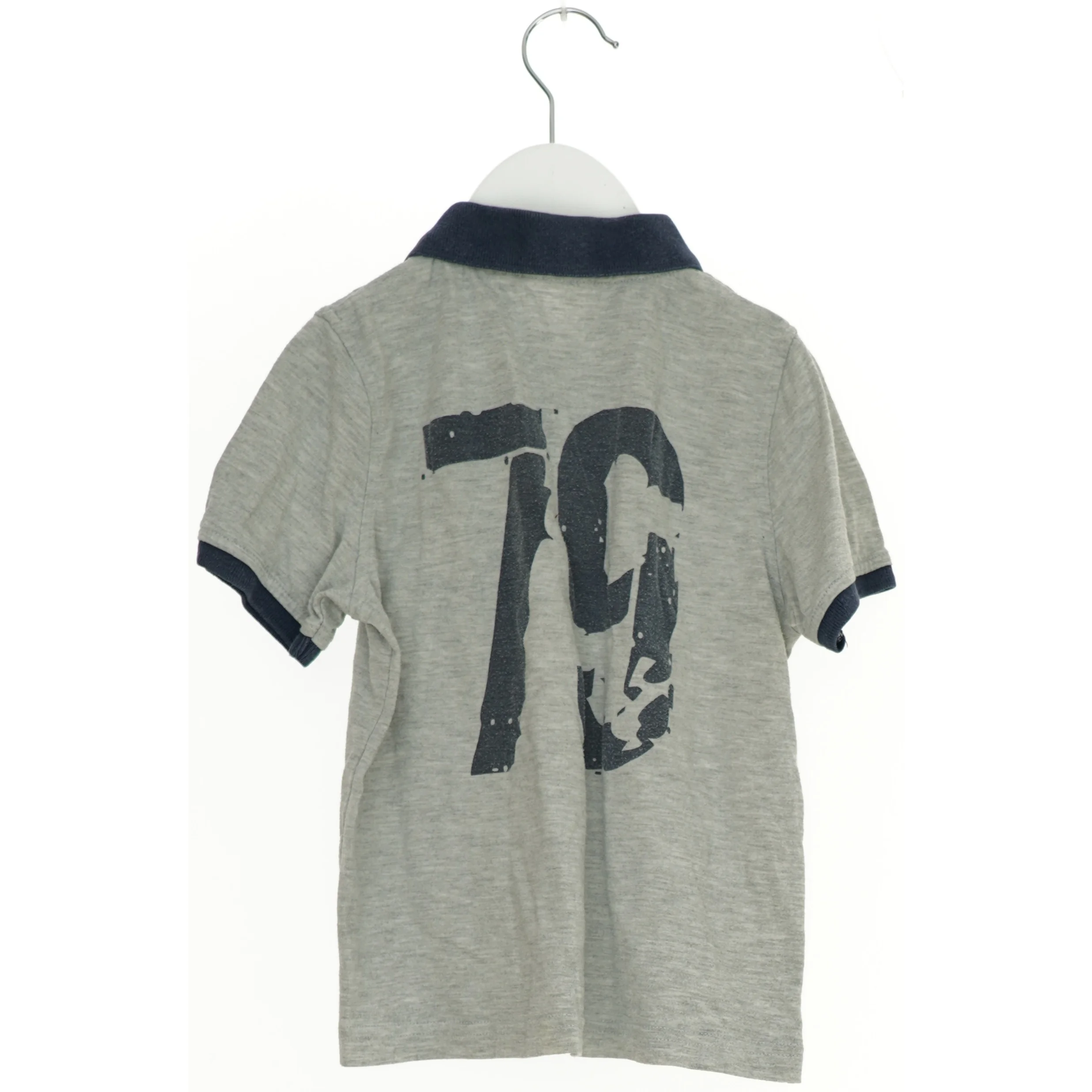 Grå Polo T-Shirt med Mørkeblå Krave og Print fra Coop (str. 116)