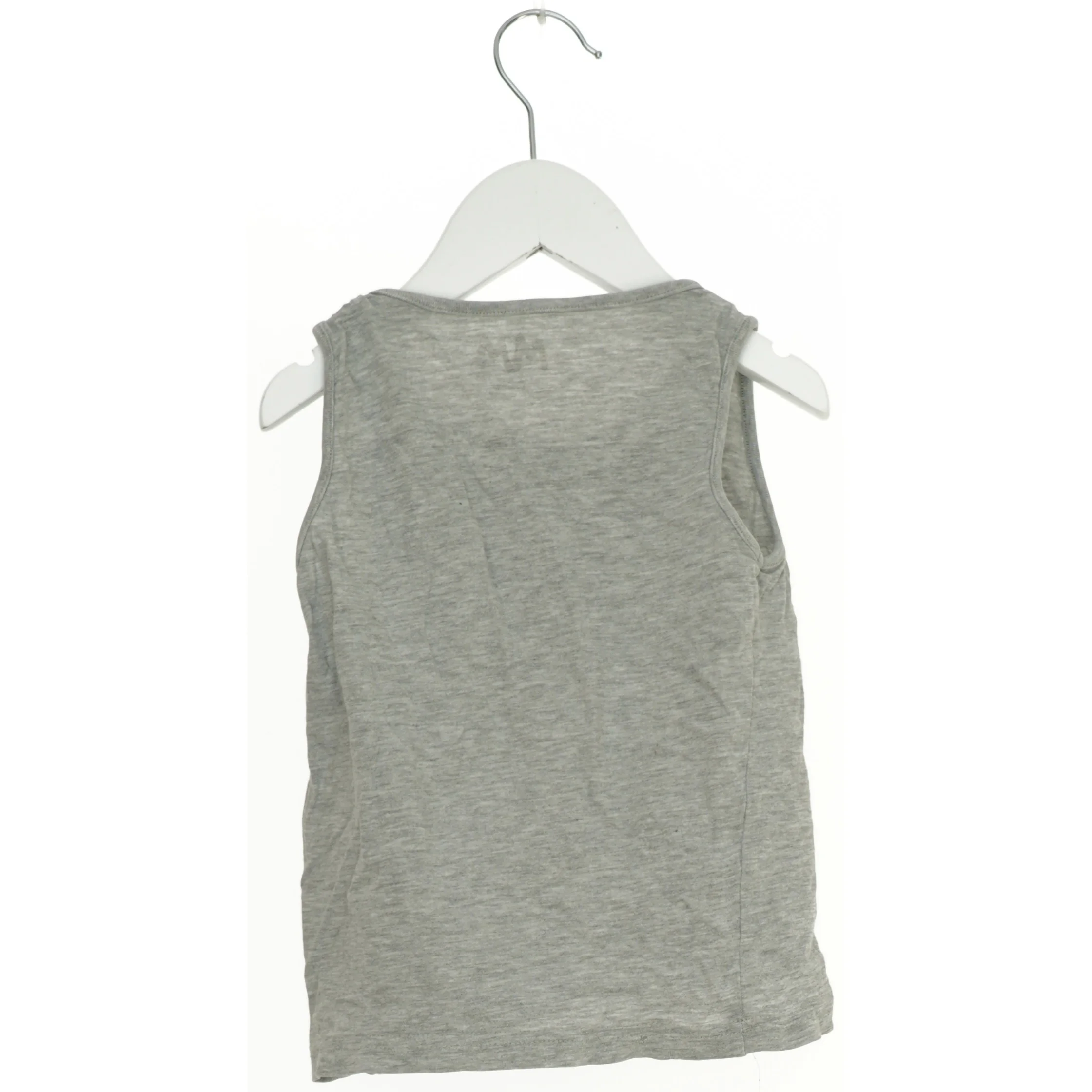 Grå tanktop fra Mads & Mette (str. 110)
