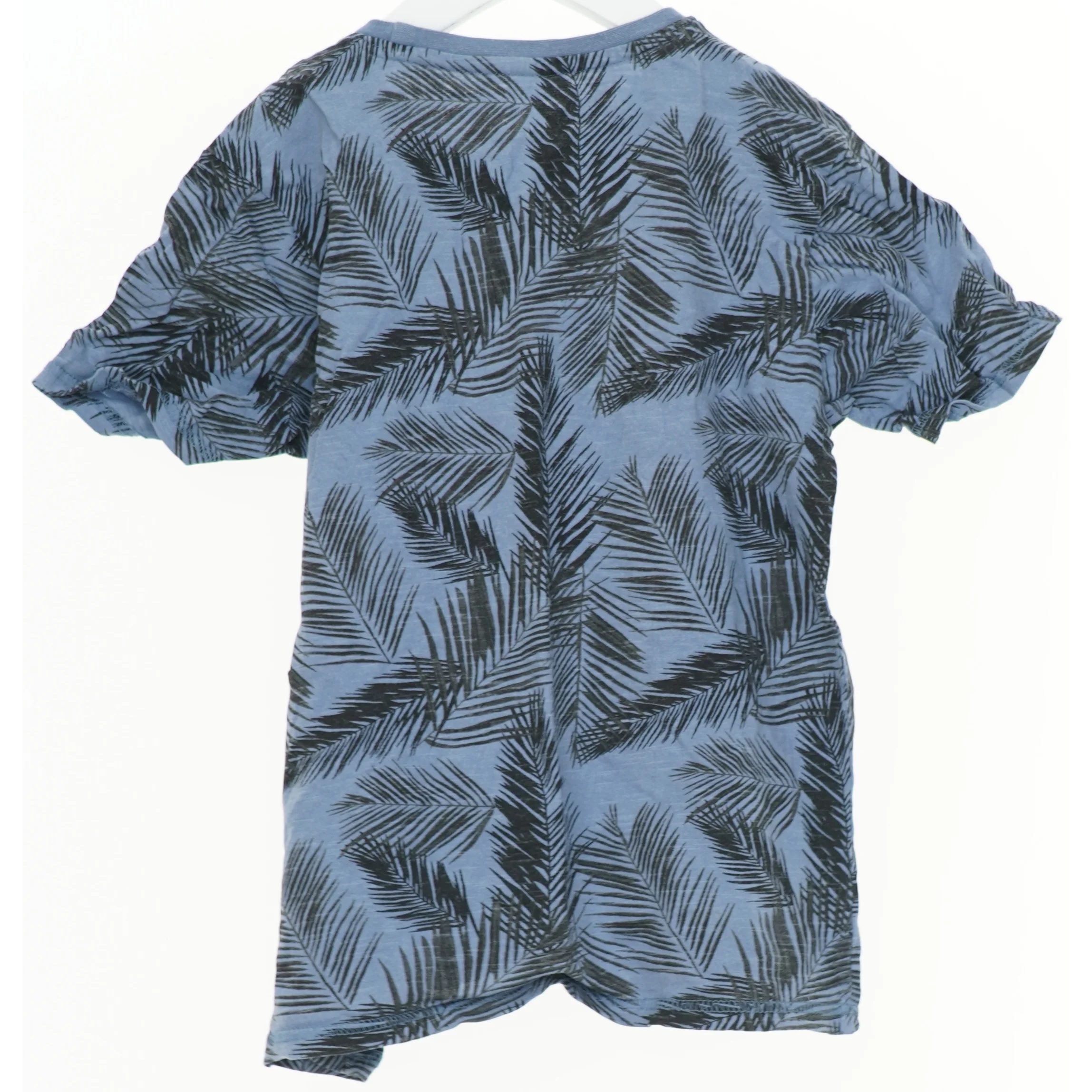 Blå t-shirt med bladprint og tekst fra Friends (str. 134)