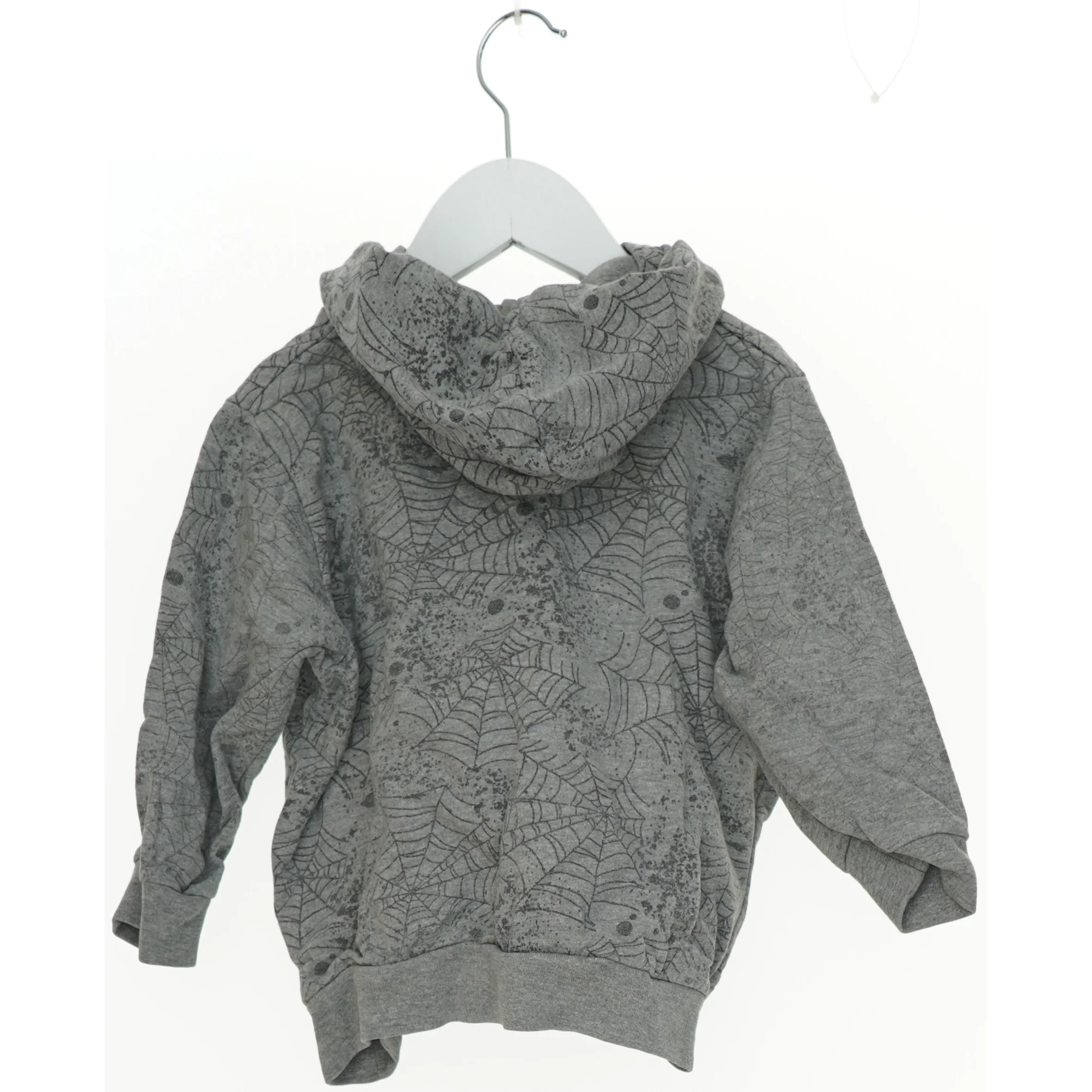 Grå hættetrøje med spindelvævsmønster fra Mads & Mette (str. 98)