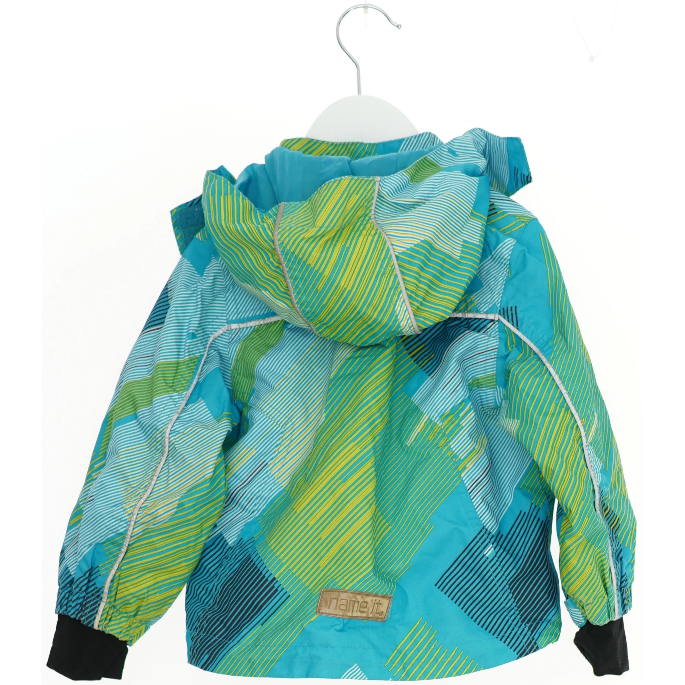 Børnevinterjakke med geometrisk mønster fra Name It (str. 86)