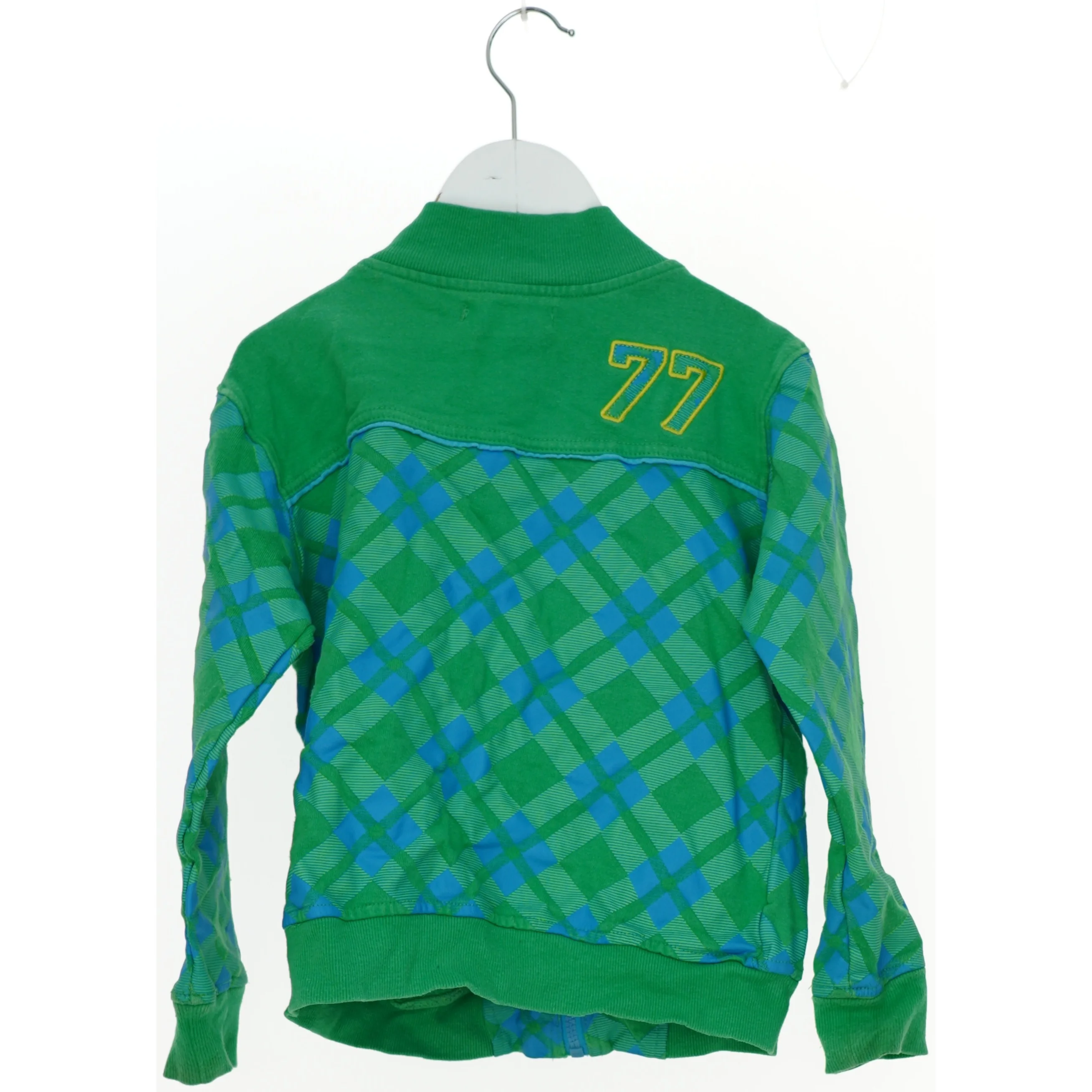 Grøn jakke med tern og tekst fra Entry (str. 104)