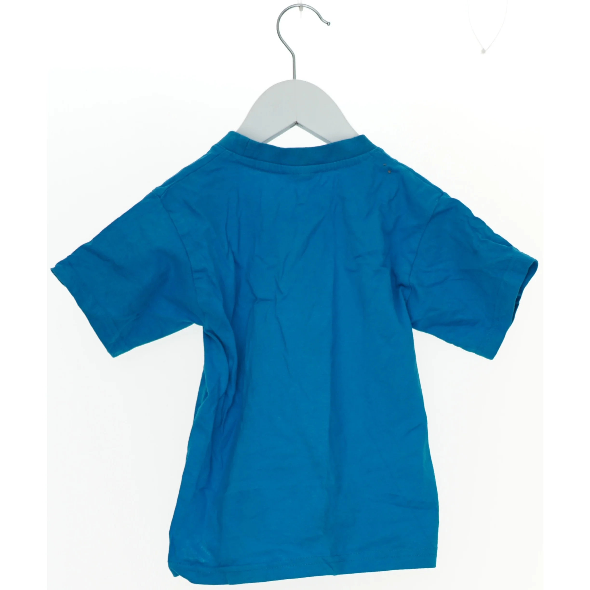 Blå T-shirt med tryk fra B&C (str. 104)