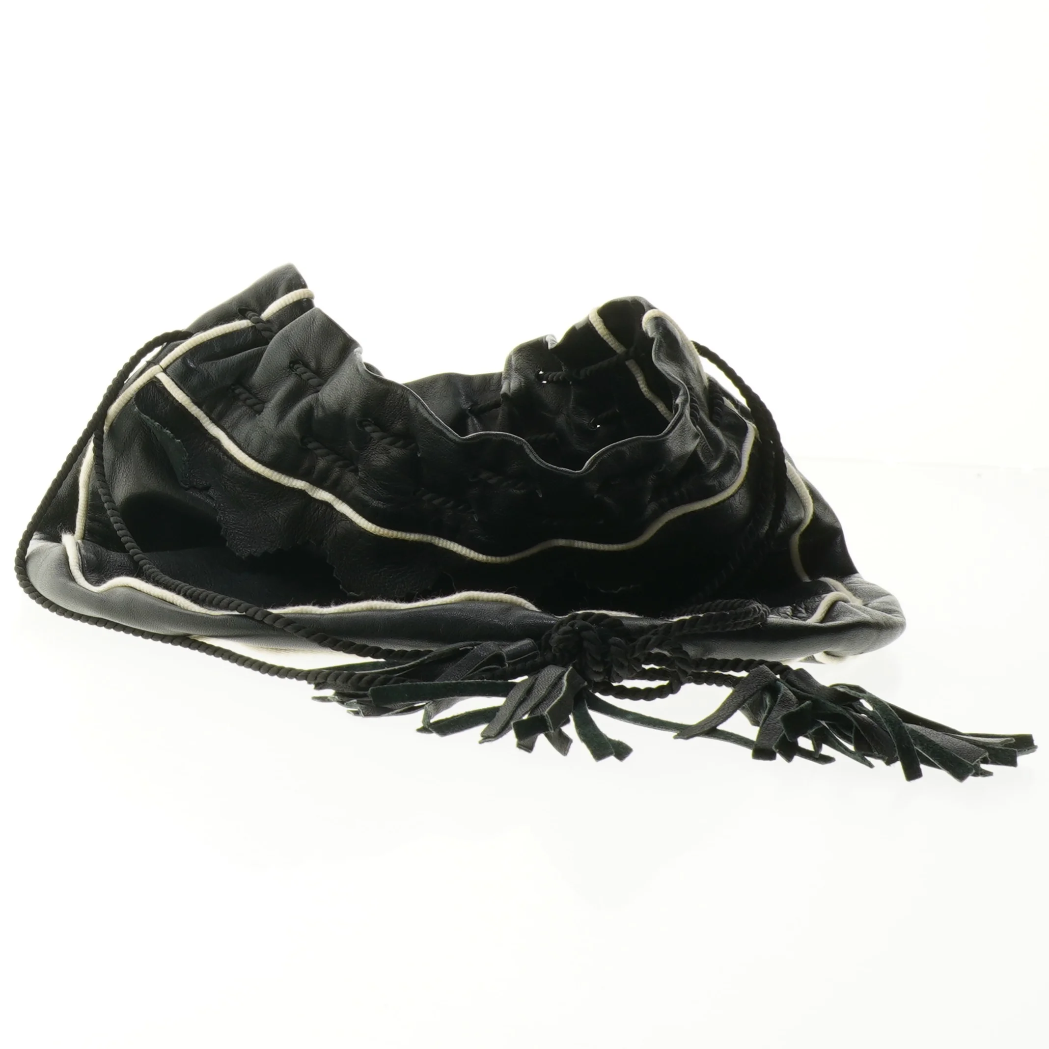 Sort lædertaske med frynsedetaljer