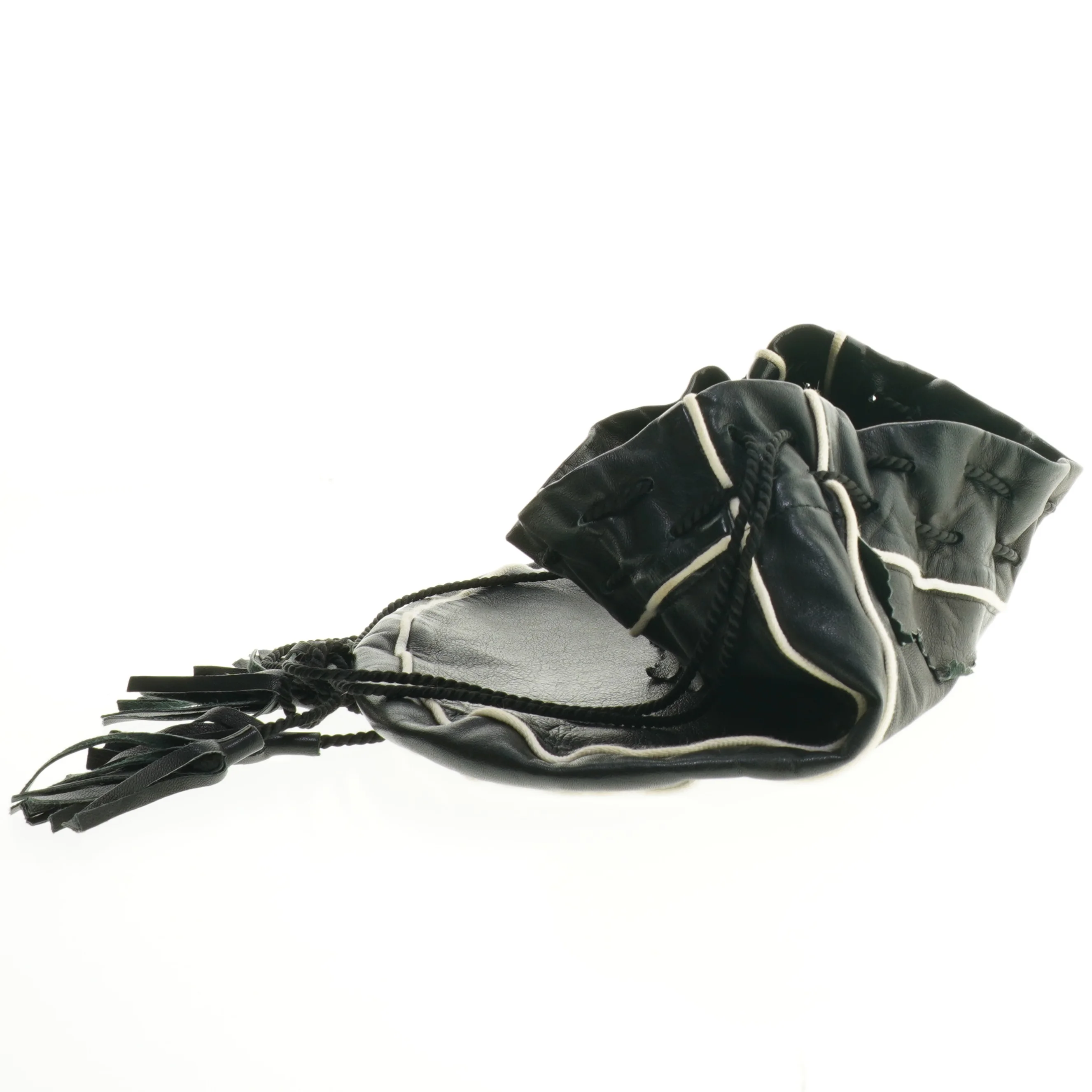 Sort lædertaske med frynsedetaljer