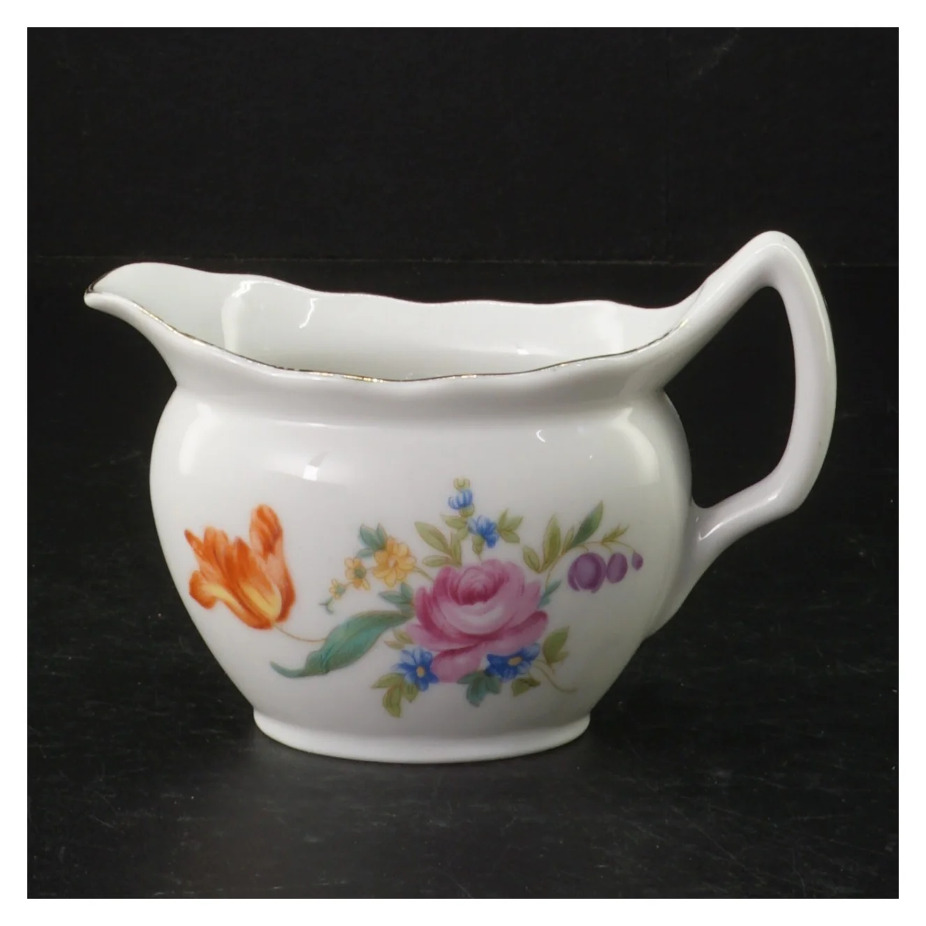 Porcelæn saucebåd med blomstermotiv