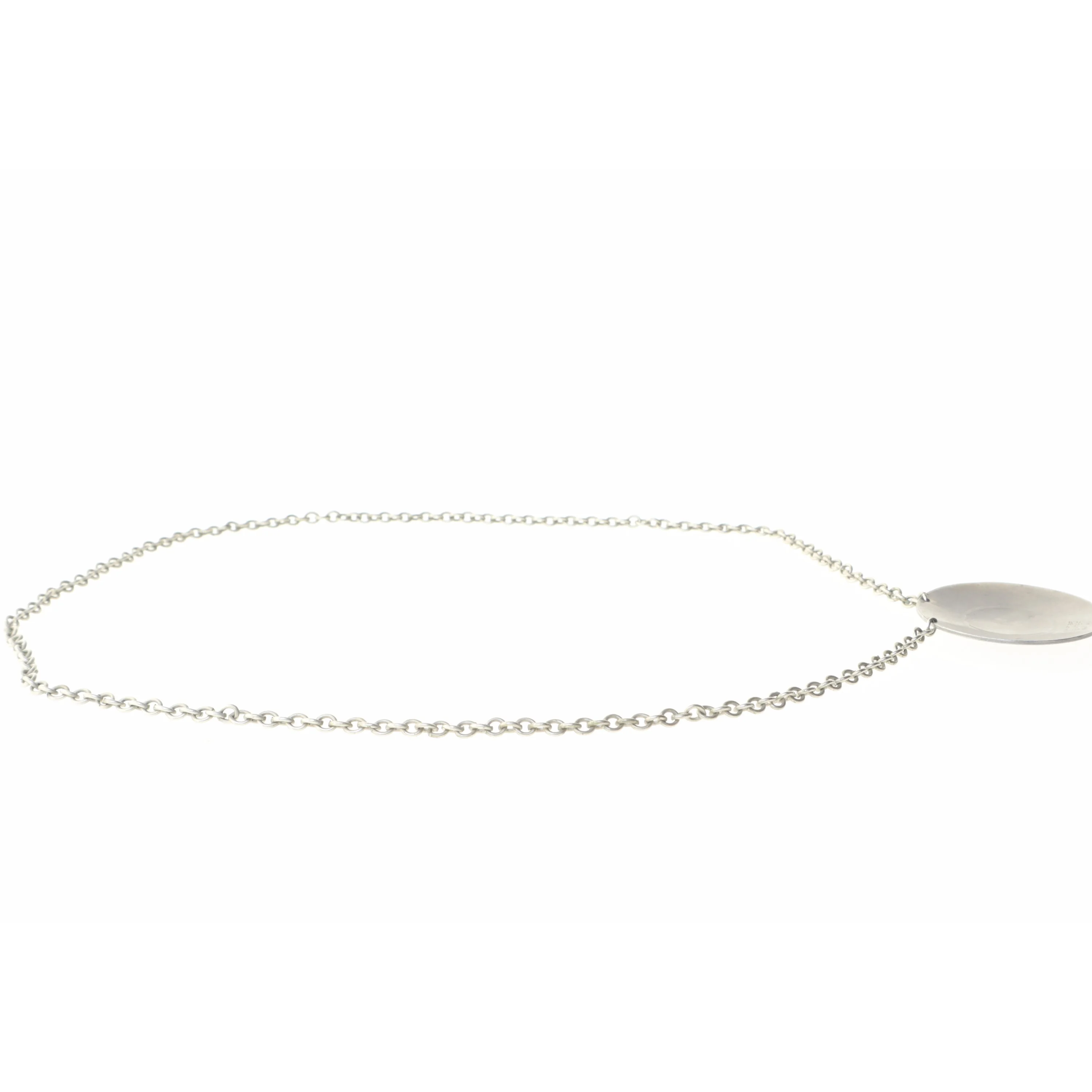 Sølvhalskæde med rundt vedhæng fra John Friese (str. 68 cm)