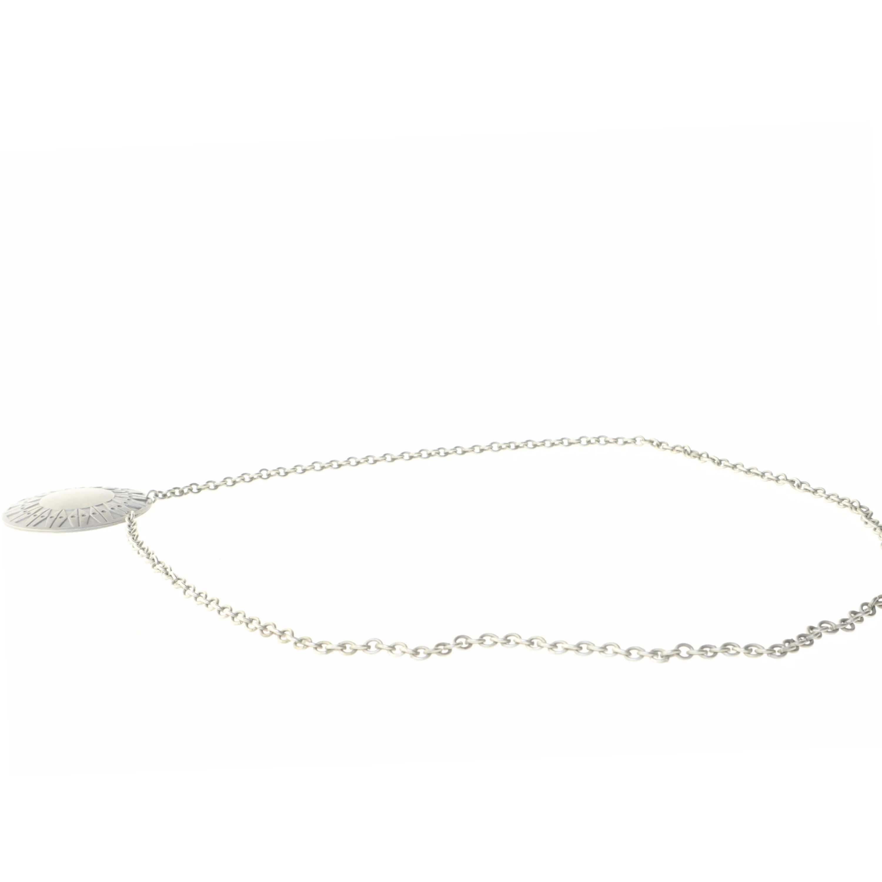 Sølvhalskæde med rundt vedhæng fra John Friese (str. 68 cm)