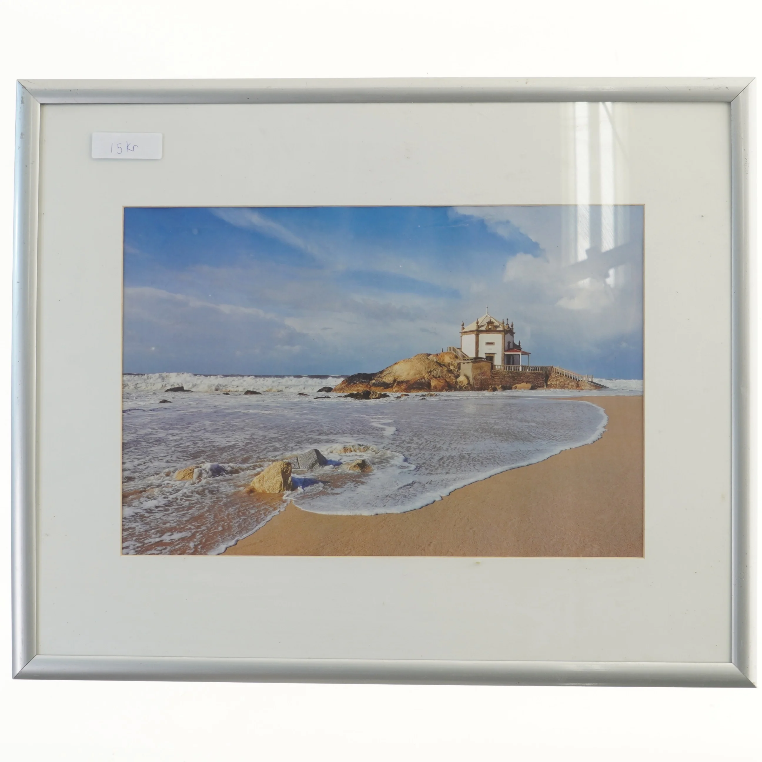 Indrammet billede af strand og kapel (str. 53x43 cm)