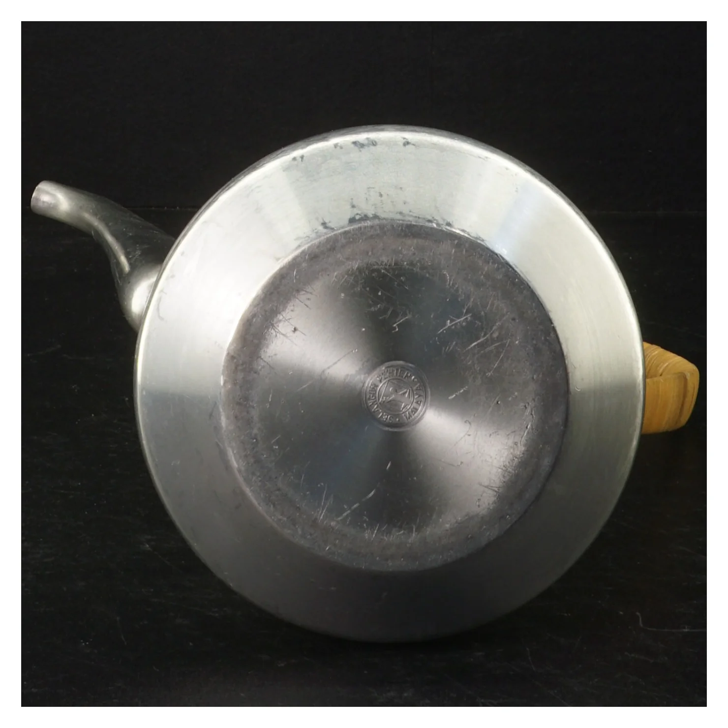 Støbt kande i tin med træhåndtag (str. 20 cm)