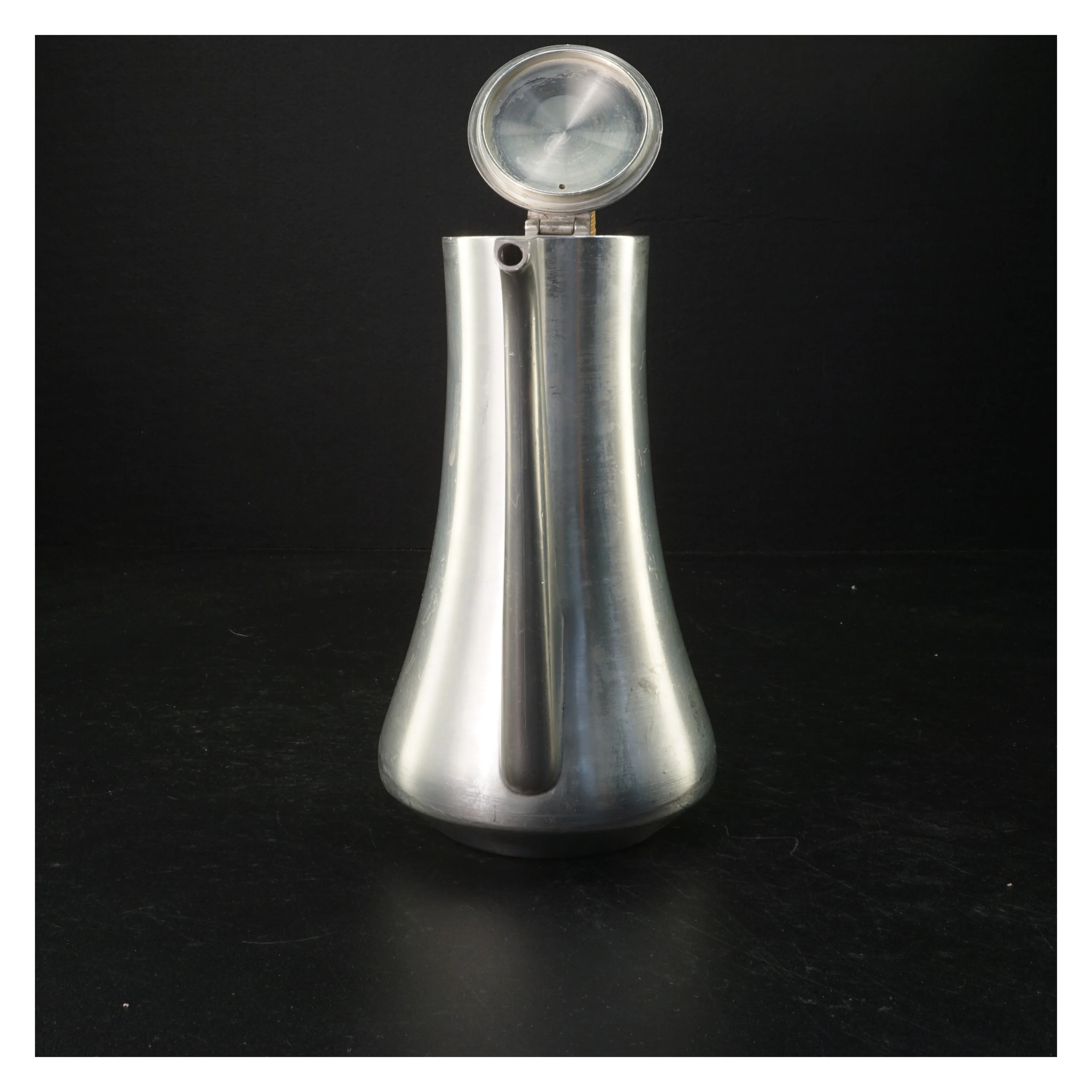 Støbt kande i tin med træhåndtag (str. 20 cm)