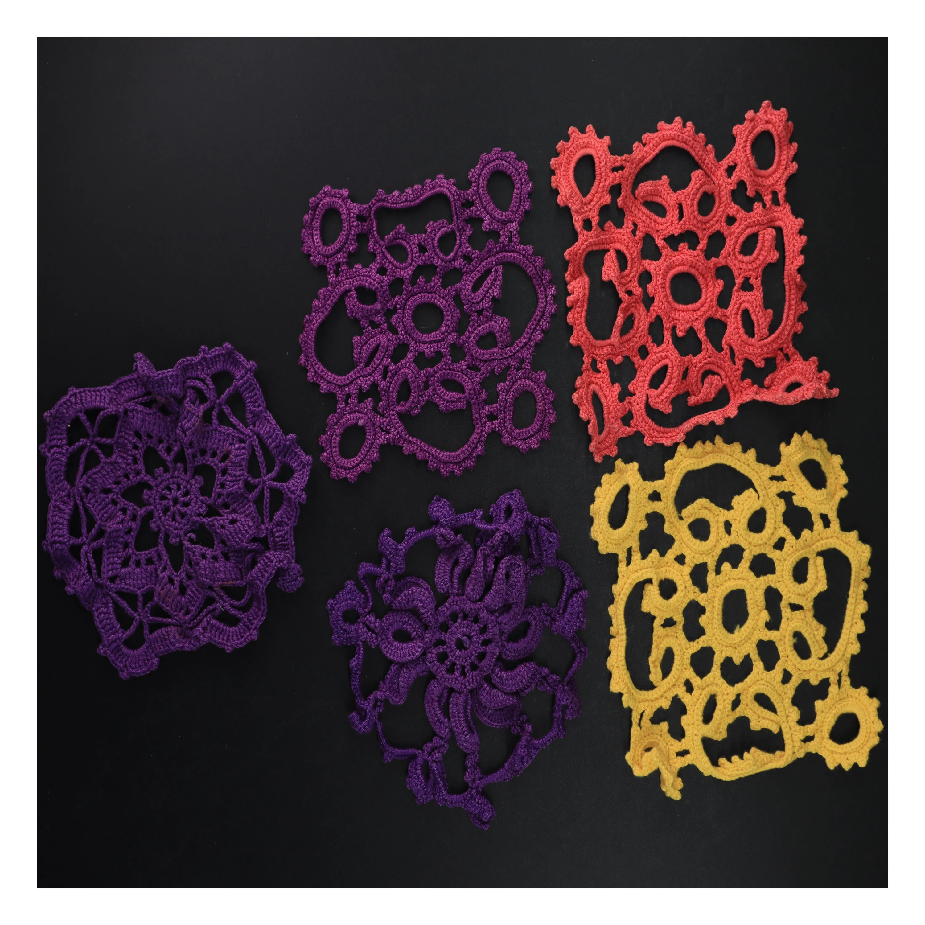 Hæklede bordskånere (str. 16 x 16 cm. 5 styk)