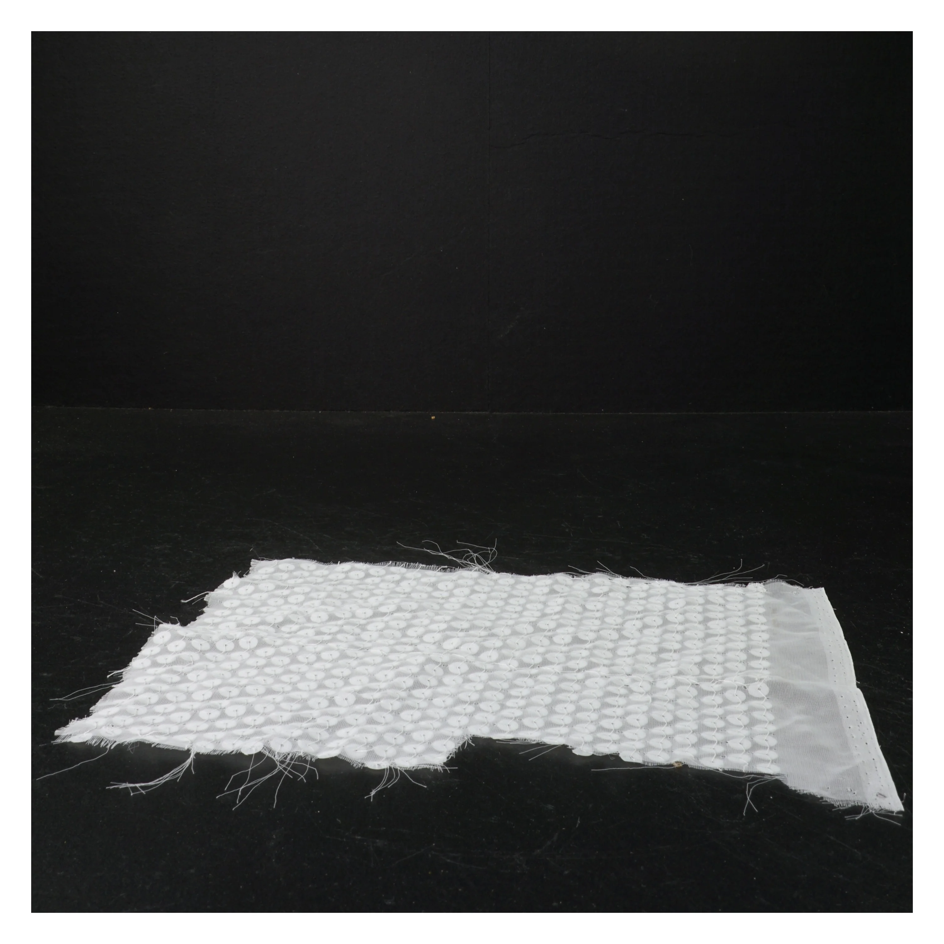 hvidt prikket tekstil (str. 26 x 20 cm)