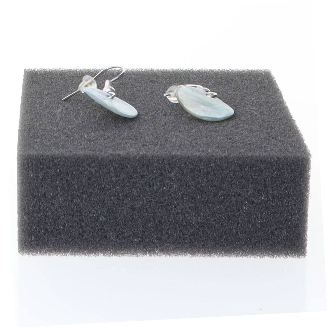 Øreringe med perlemors vedhæng (str. 1,5 cm)