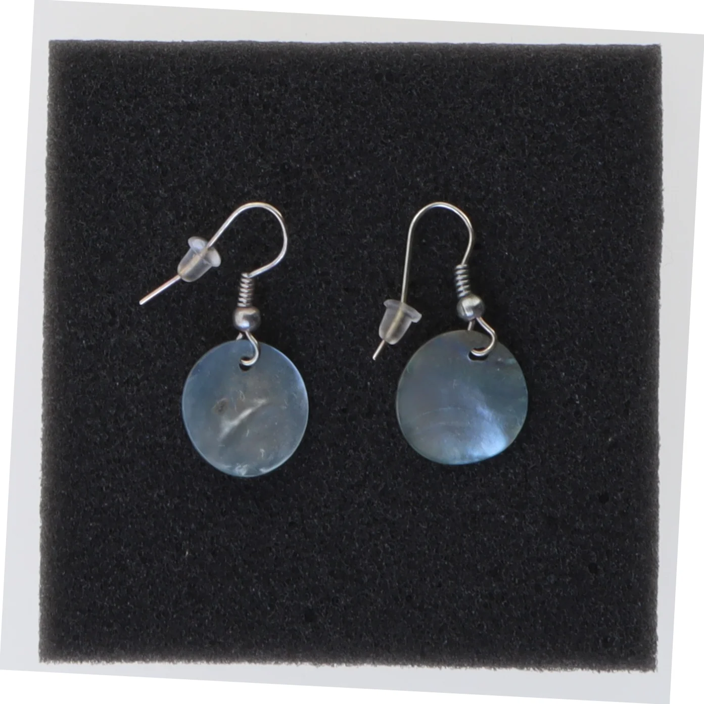 Øreringe med perlemors vedhæng (str. 1,5 cm)