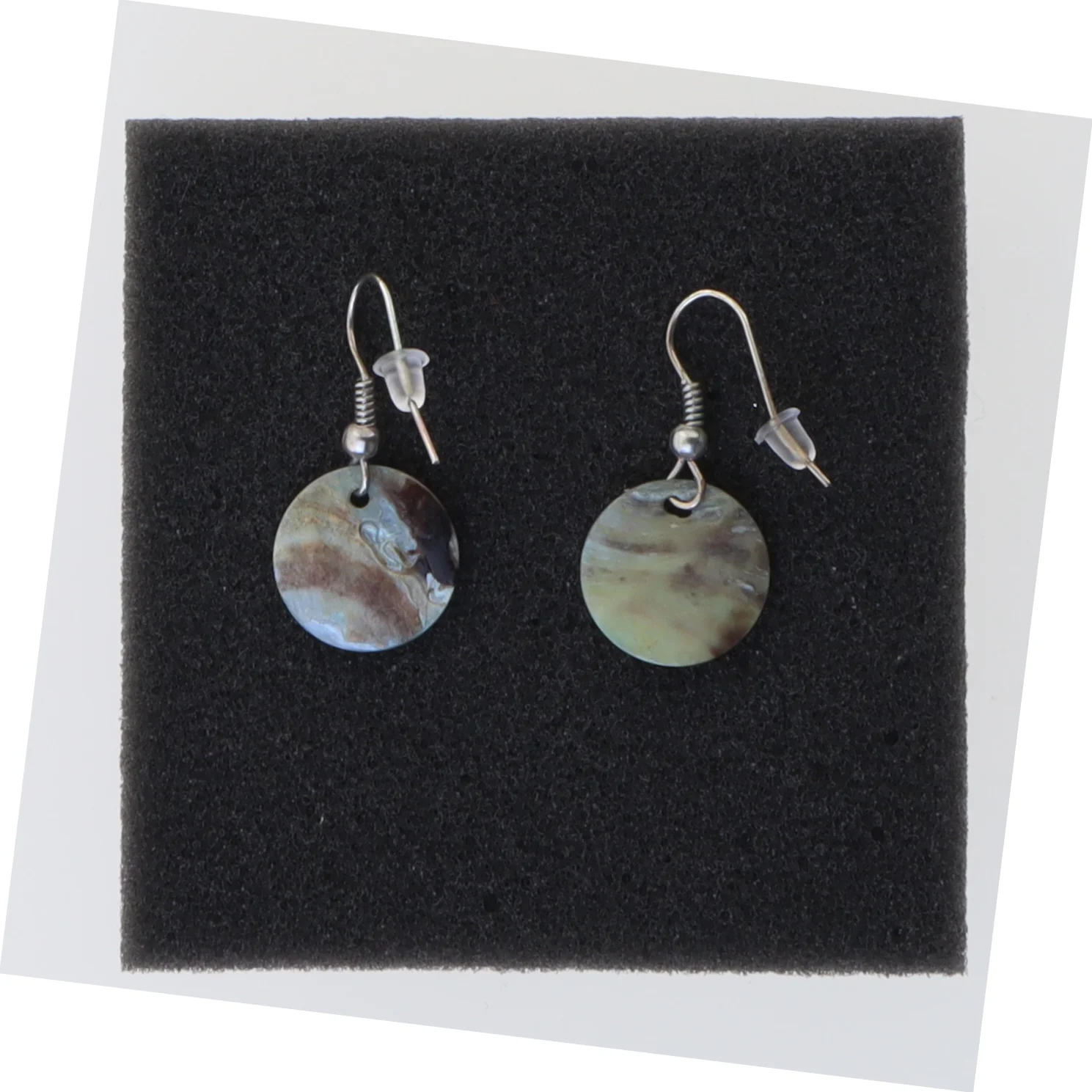 Øreringe med perlemors vedhæng (str. 1,5 cm)