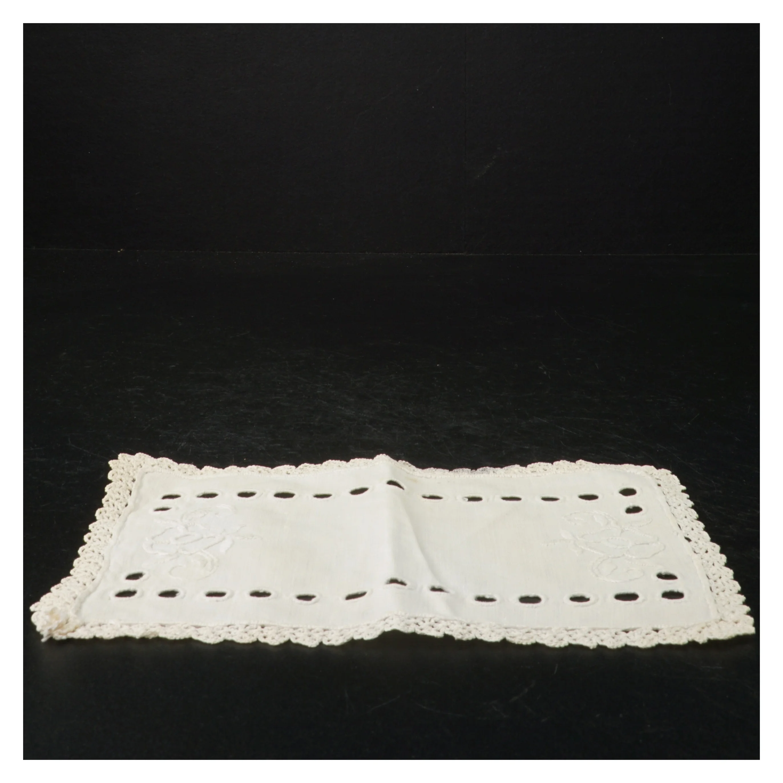 Broderet dug med hæklet kant (str. 22 x. 15,5 cm)